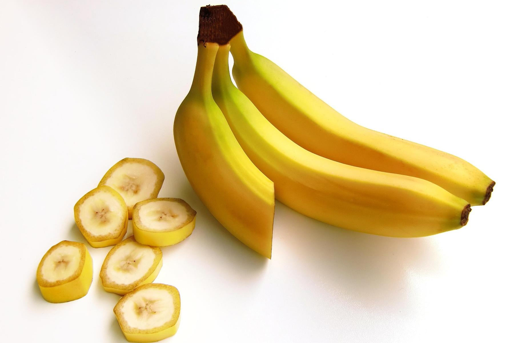 ganze Bananen und in Stücken