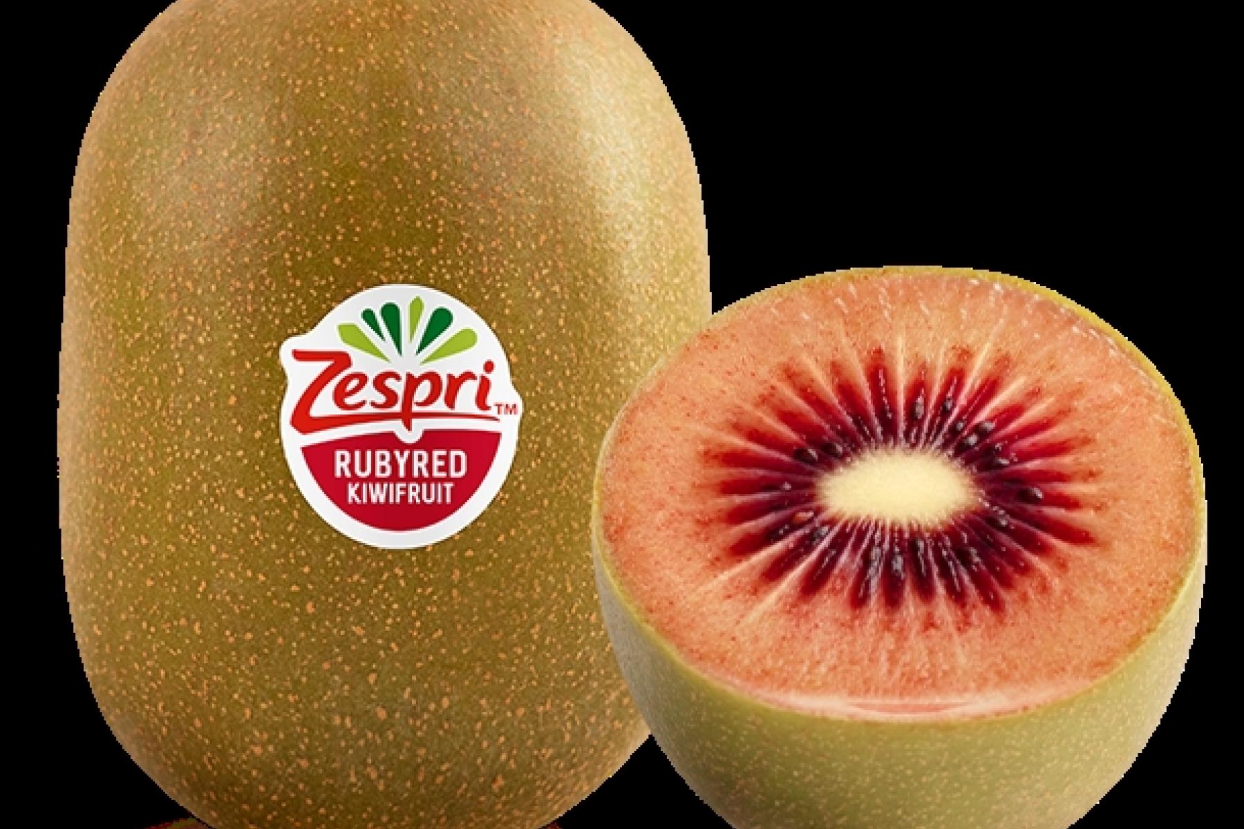 Zespri Ruby Red Kiwi, ovaler, braun-grüner Fruchtkörper mit Aufkleber 'Zespri Rubyred Kiwifruit', halbierte Frucht zeigt rotes Fruchtfleisch mit weißem Kern.