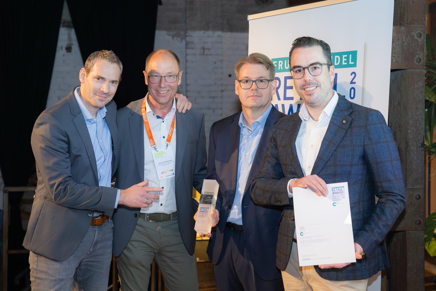 Das Team der Lidl Dienstleistung GmbH & Co. KG nimmt den Preis in der Kategorie Discount entgegen, überreicht von Wilfried Kamphausen (QS, 2. von links im Bild).
