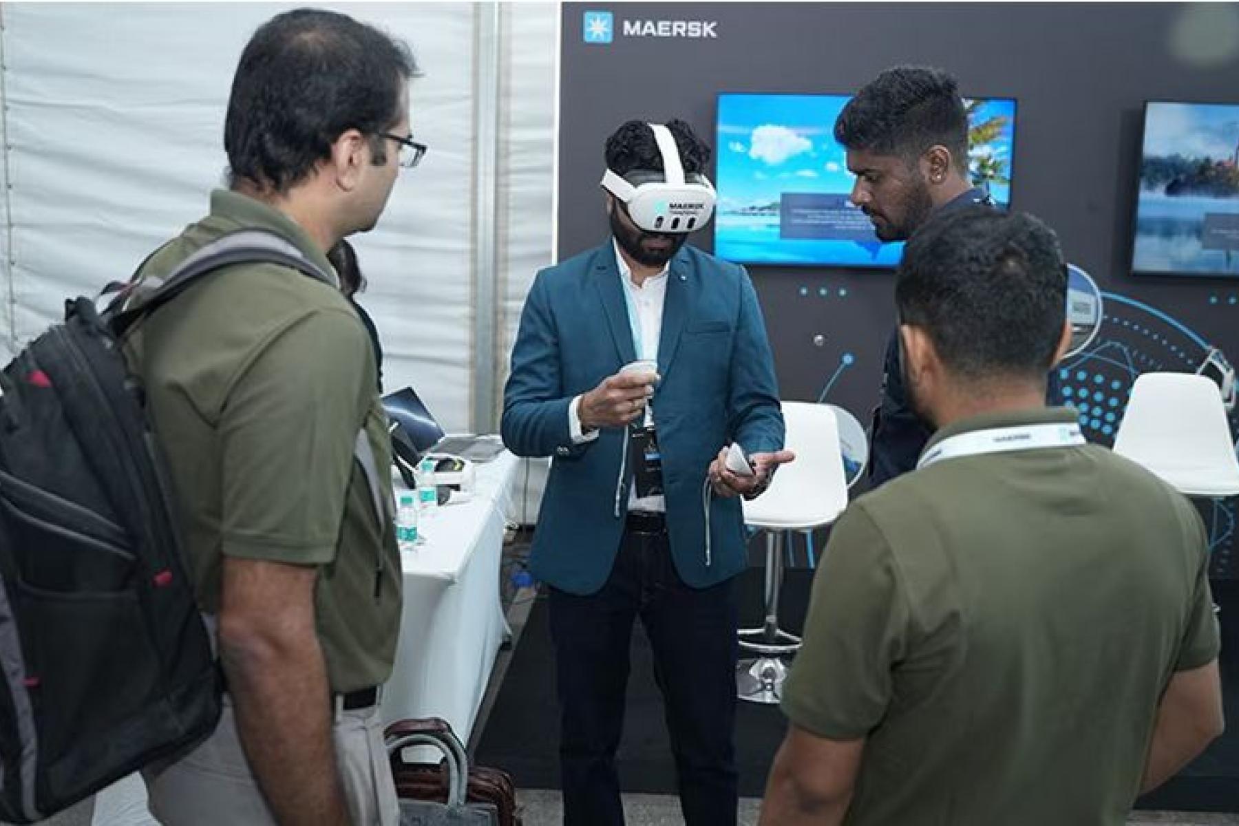 Mann mit Virtual Reality Brille
