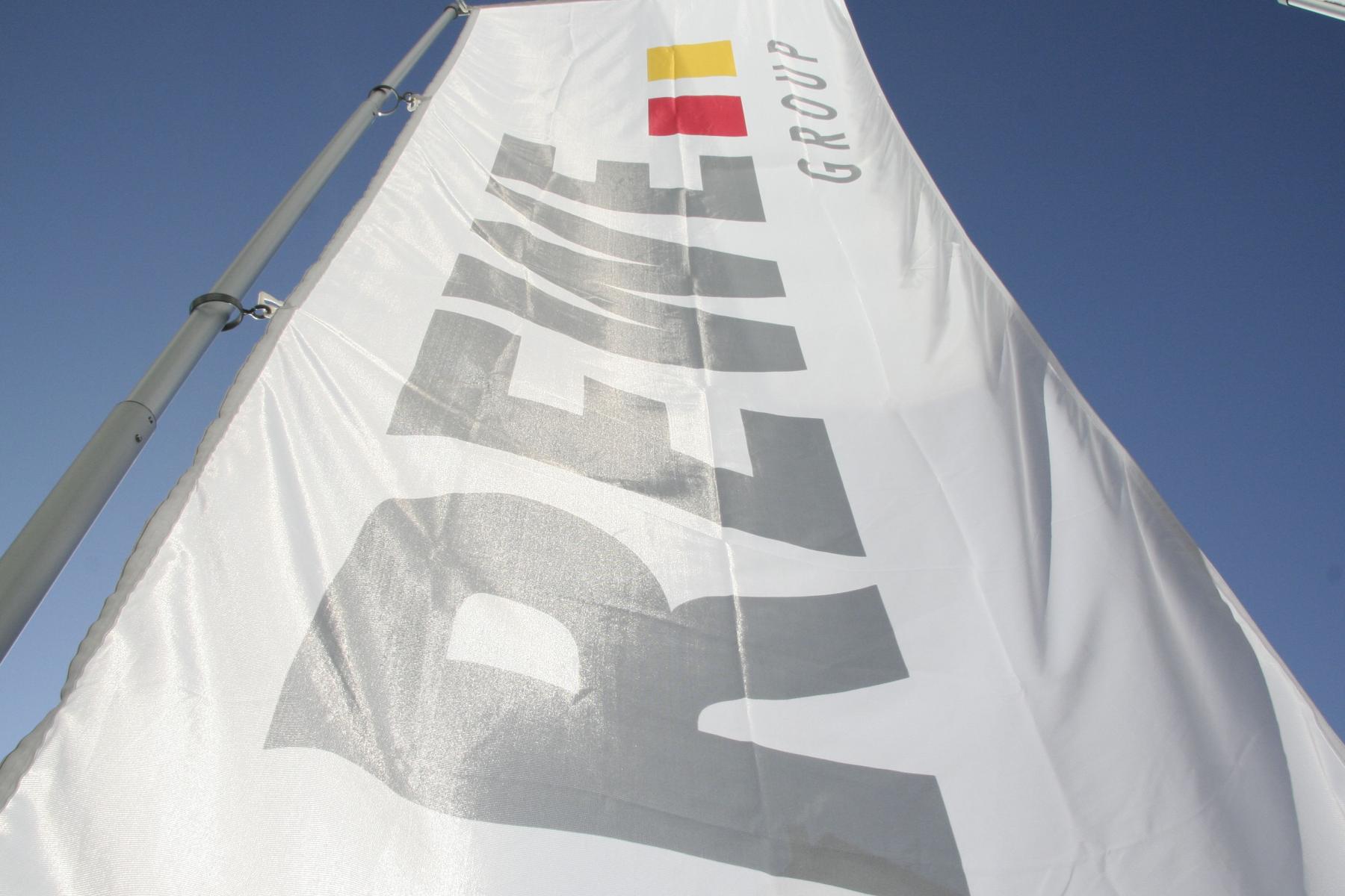 Flagge mit dem Text 'REWE GROUP' in großen, grauen Buchstaben und einem roten sowie gelben Rechteck in der oberen rechten Ecke.