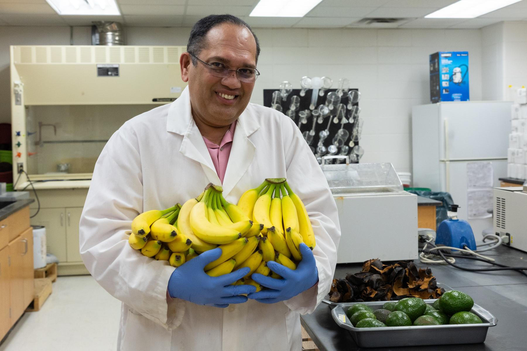 Prof. Srinivas Janaswamy mit Bananen im Arm