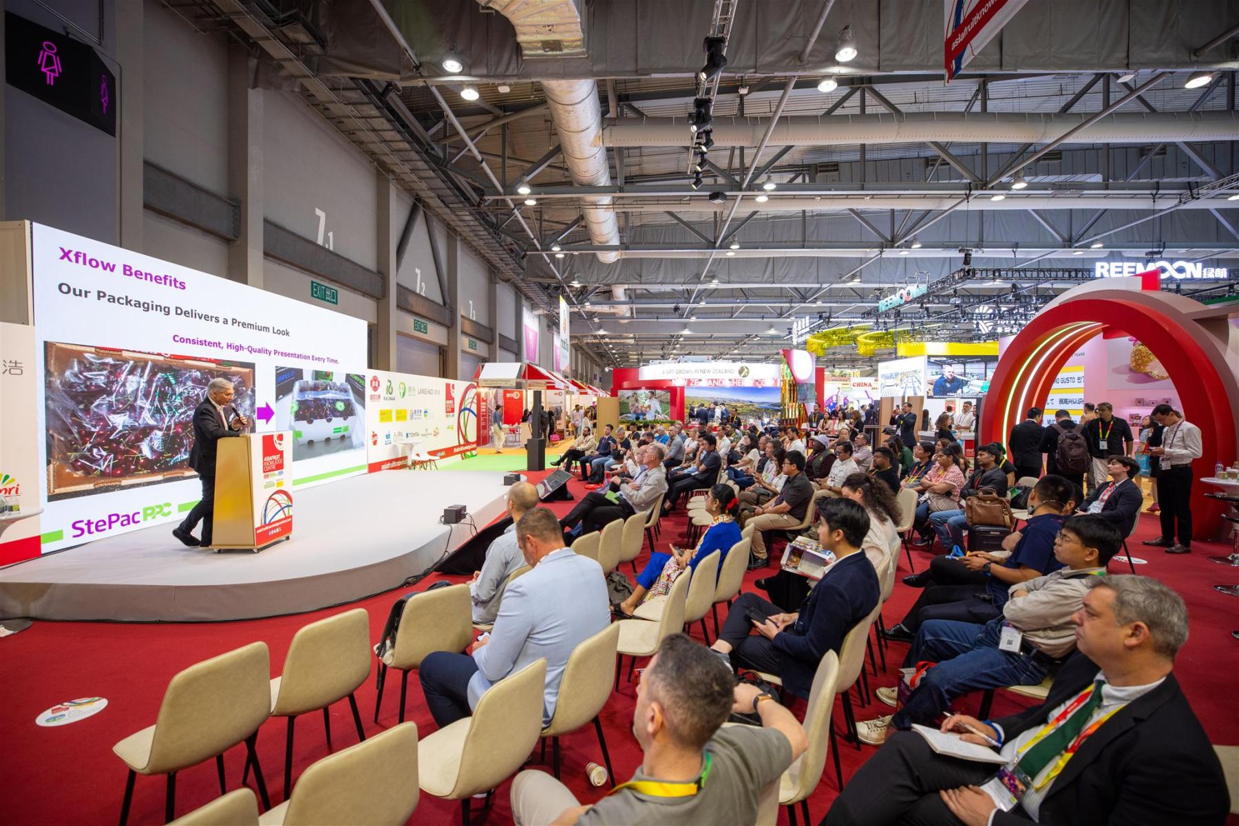 Messeprogramm während der Asia Fruit Logistica: Ein Mann spricht vor diversen Zuhörern