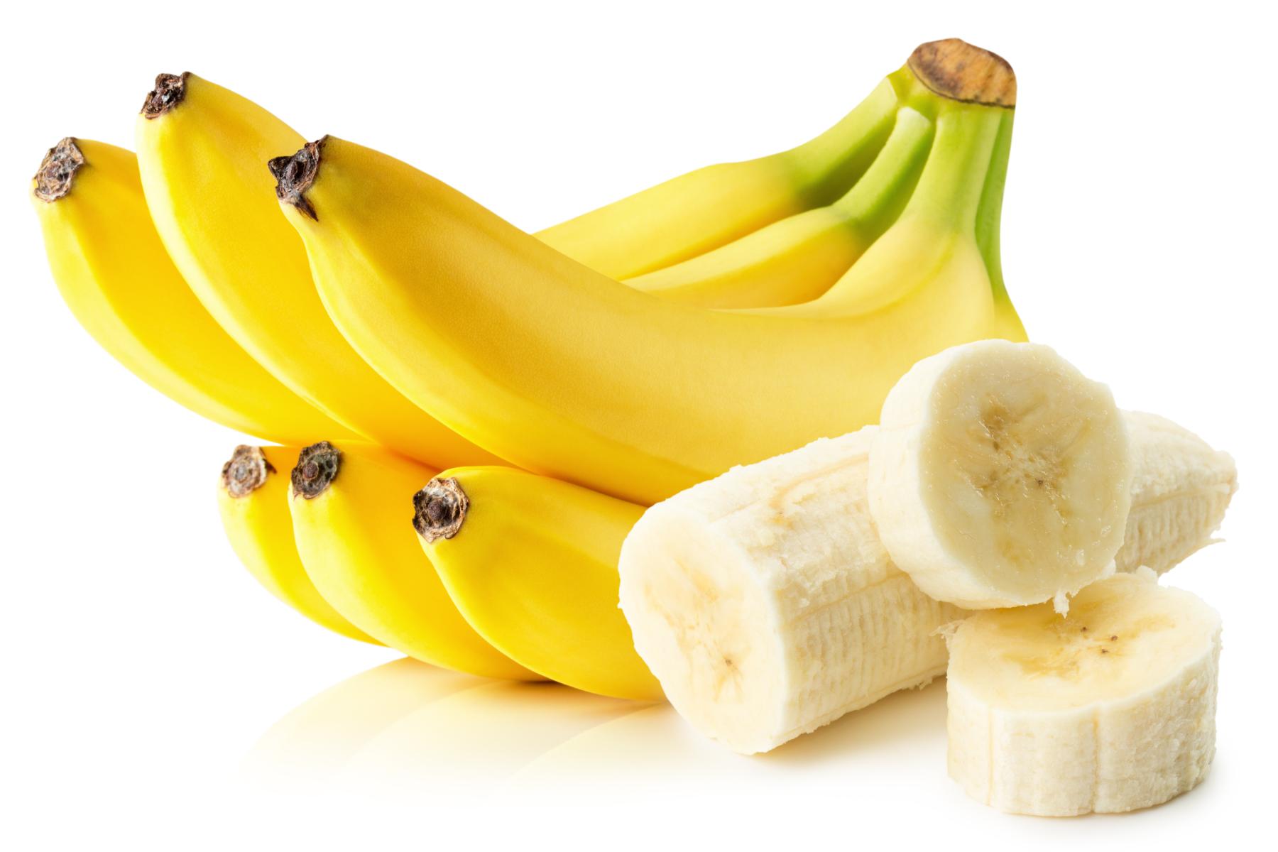 Sechs reife Bananen und eine geschälte Banane teilweise in Scheiben geschnitten