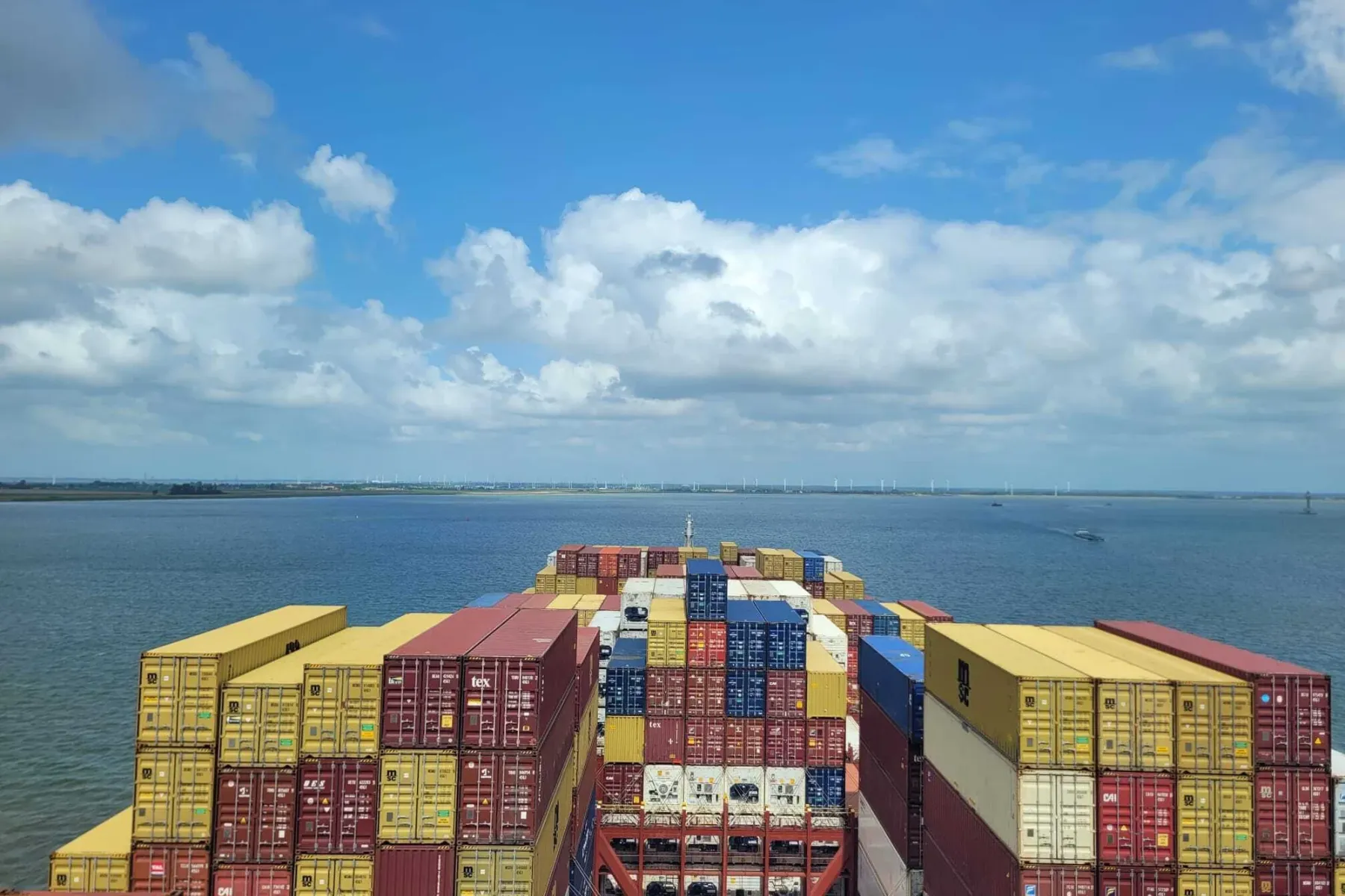 Blick auf ein Containerschiff im Hafen Antwerpen-Brügge