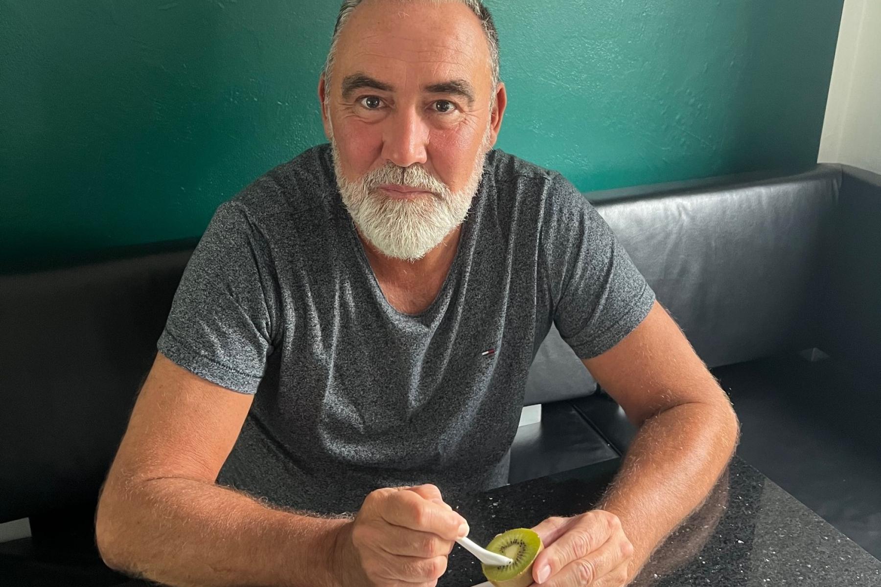 Hans-Jürgen Kirsch isst Kiwis