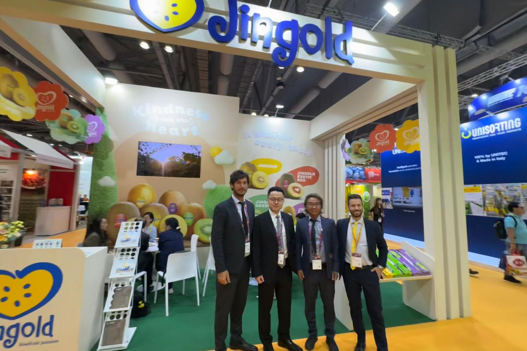 Federico Milanese mit dem Jingold-Team am Stand der Asia Fruit Logistica