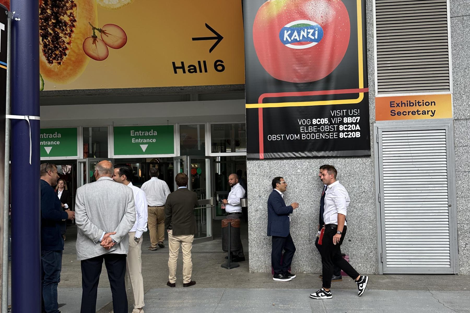 Halleneingang der IFEMA mit Kanzi-Werbung an der Wand
