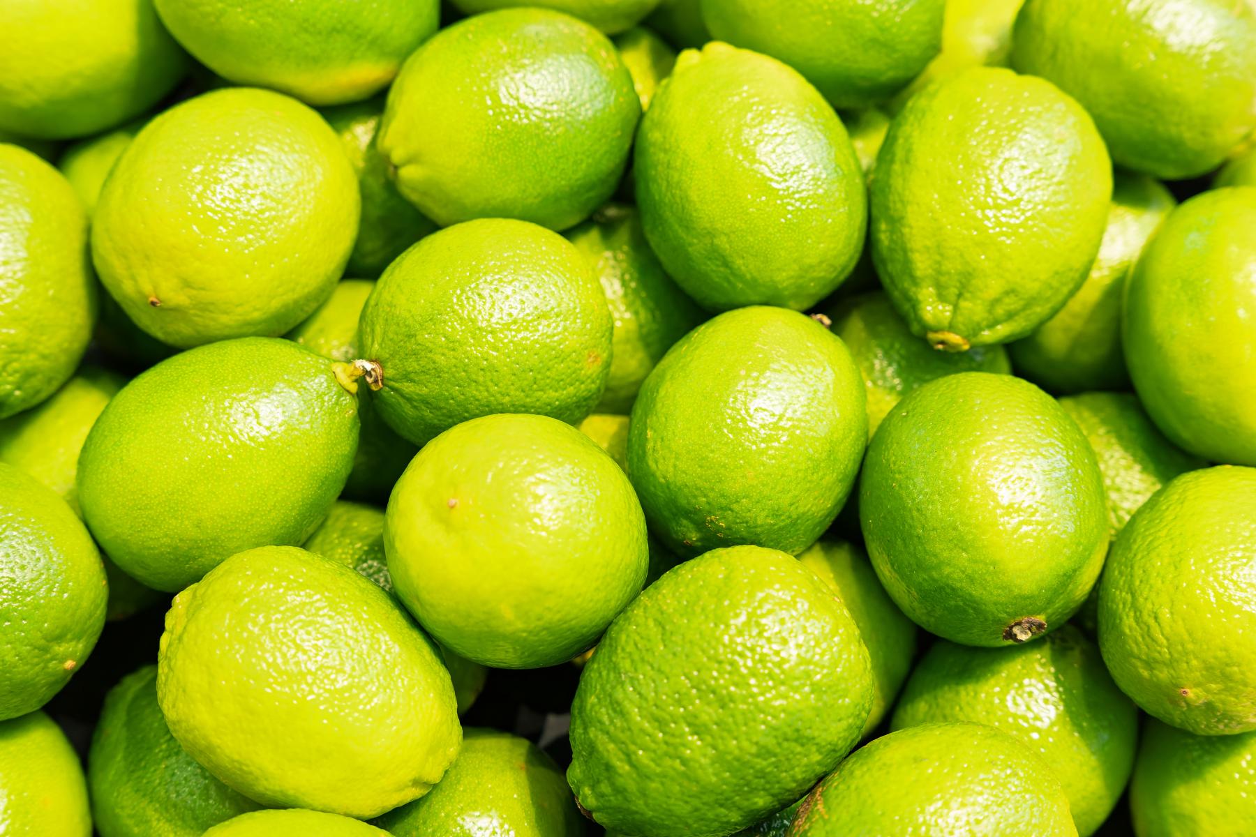 Mehrere frische Limetten als ganze Früchte 