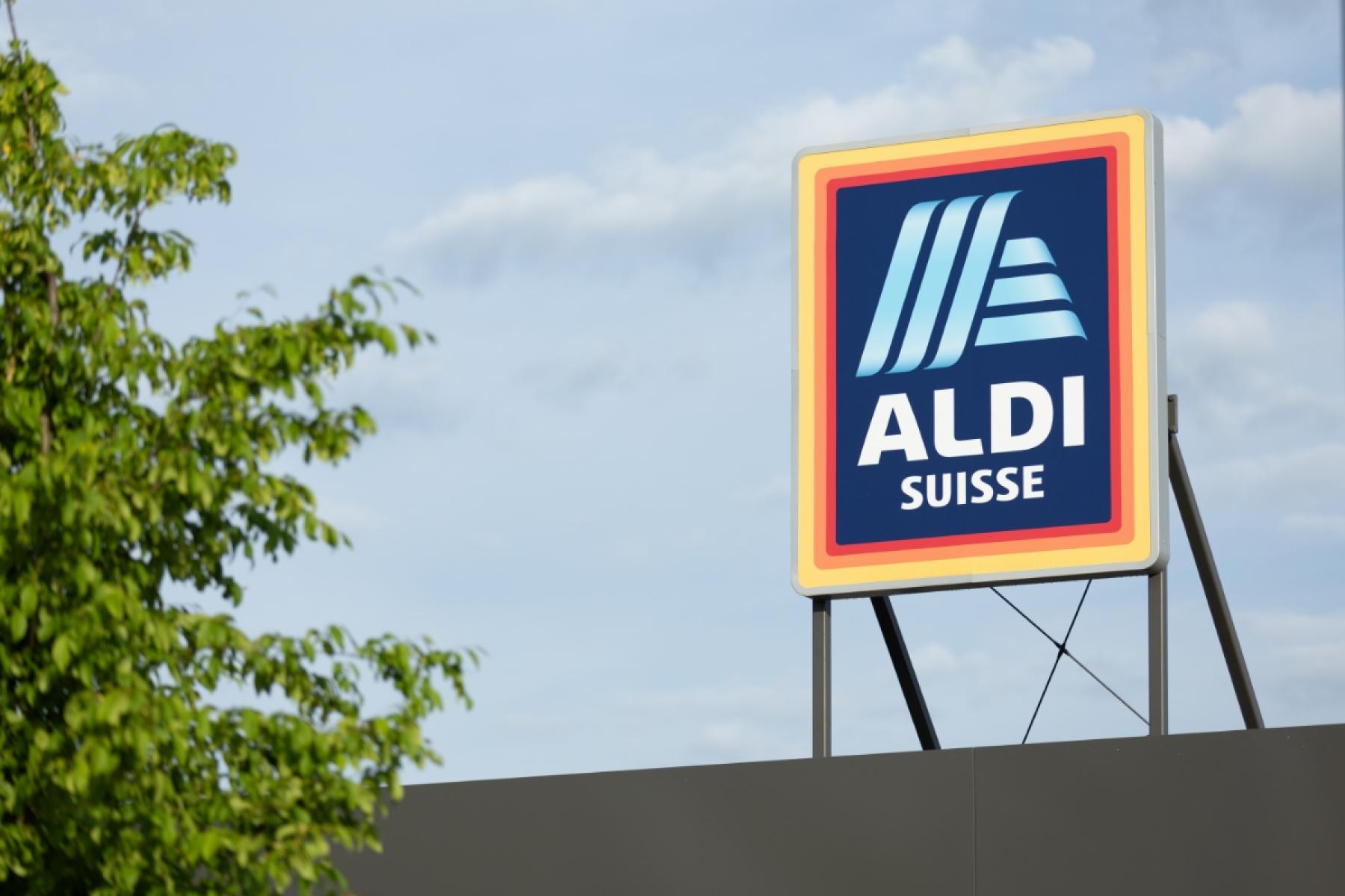 Aldi Suisse Schild auf einem Filialdach