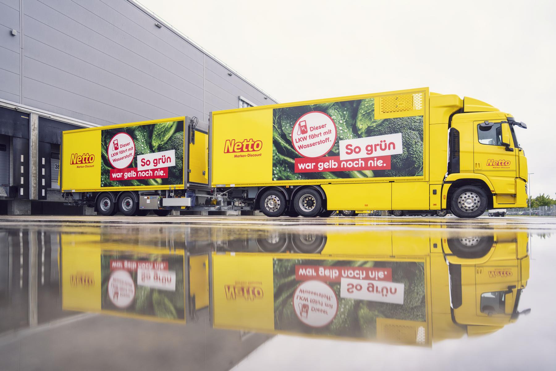 gelbe Lkw mit "grüner" Werbung