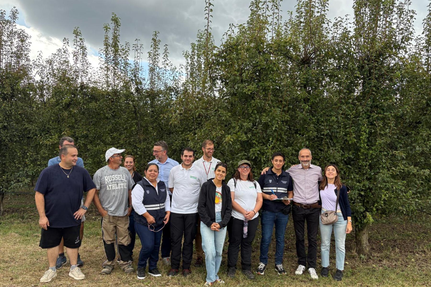 Gruppenbild der ecuadorianischen Vertreter im italienischen Birnenanbau