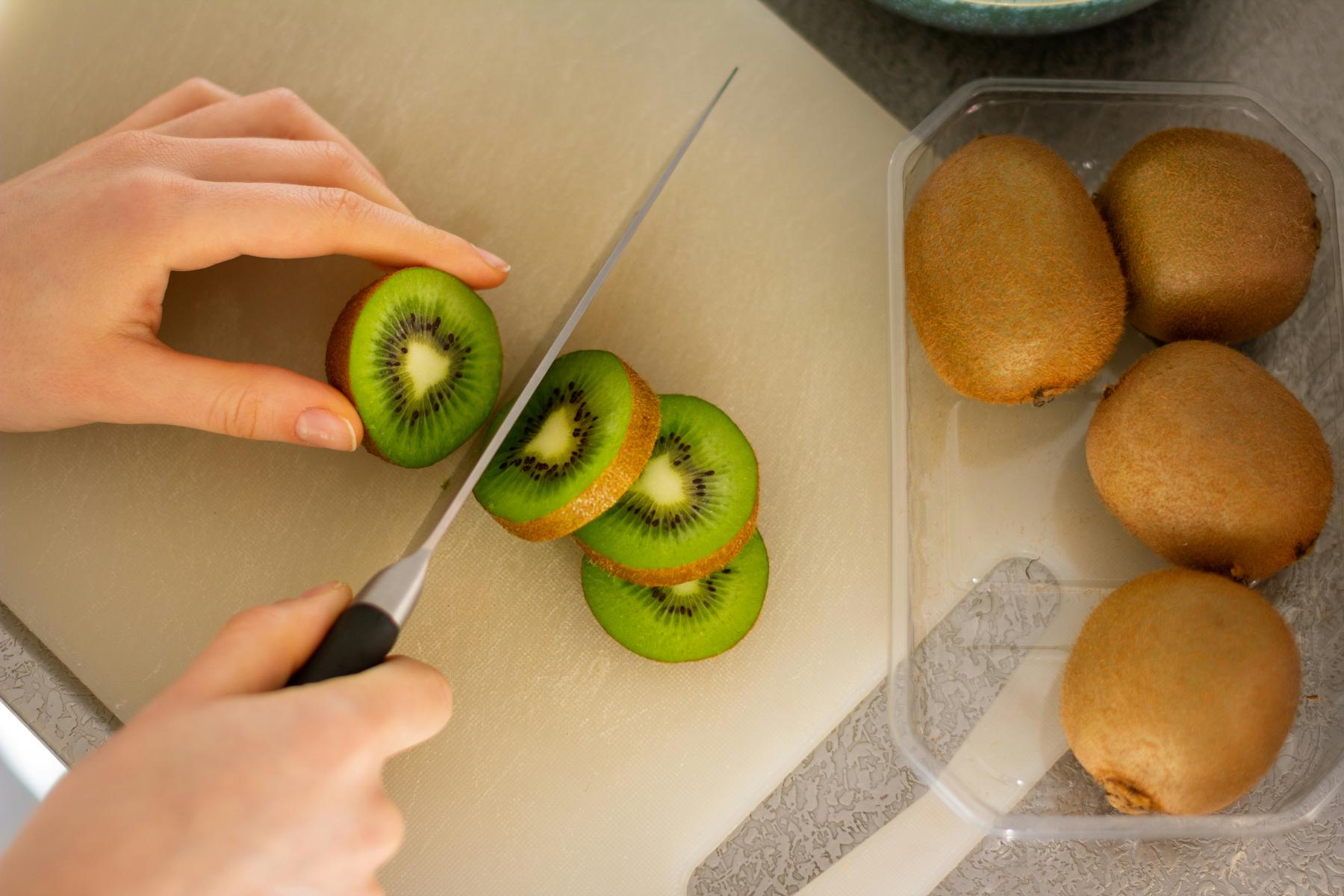 Grüne Kiwi wird aufgeschnitten