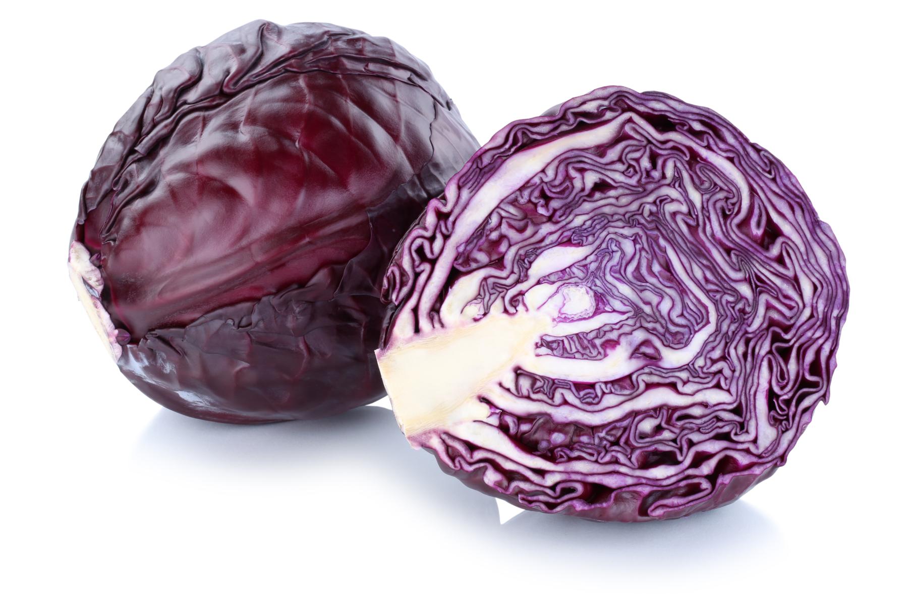 ganzer und halbierter Rotkohl