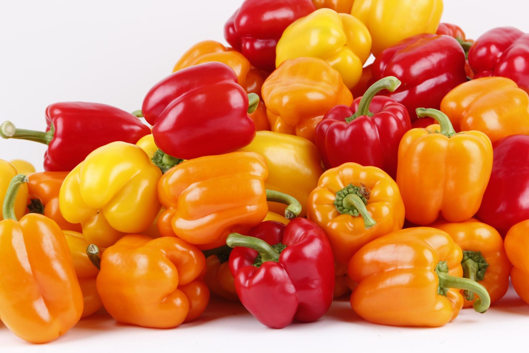 orange, gelbe und rote Paprika