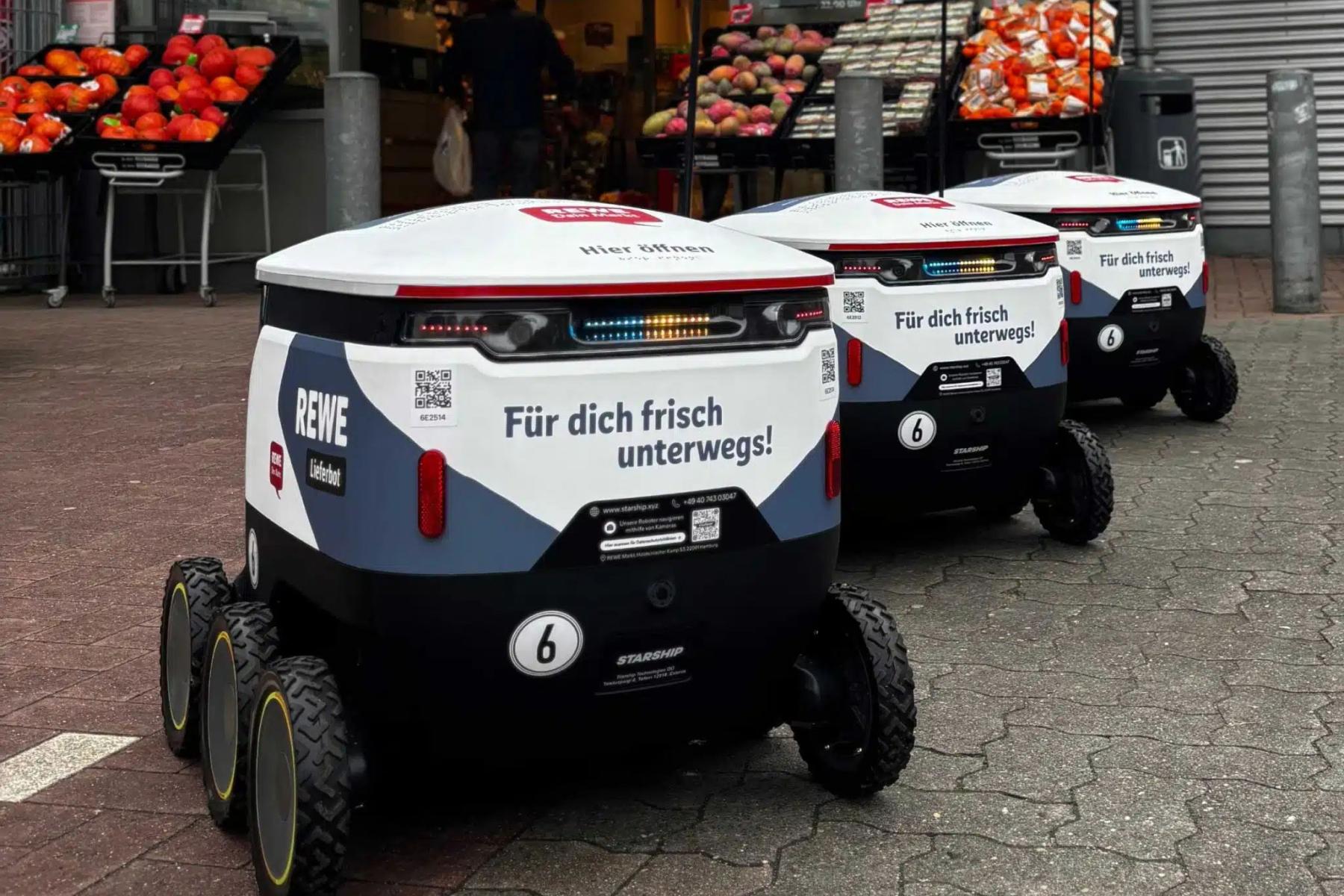 Lieferbots von Rewe in einer Reihe