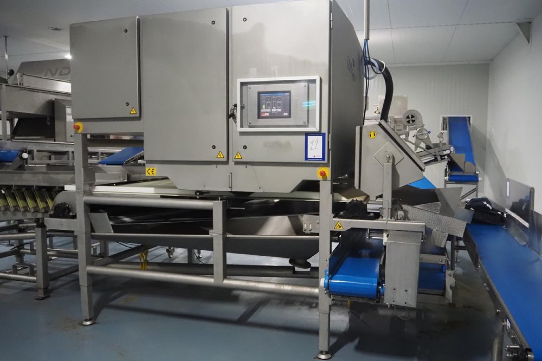 Große industrielle Maschine mit mehreren Förderbändern und Steuerungstafel in einer Produktionshalle