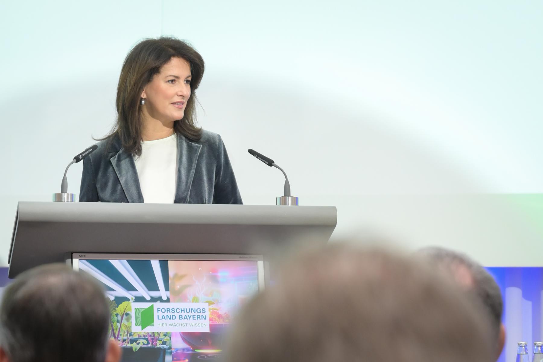 Staatsministerin Michaela Kaniber bei ihrer Eröffnungsrede im Rahmen des Fachsymposiums im Haus der Bayerischen Wirtschaft in München