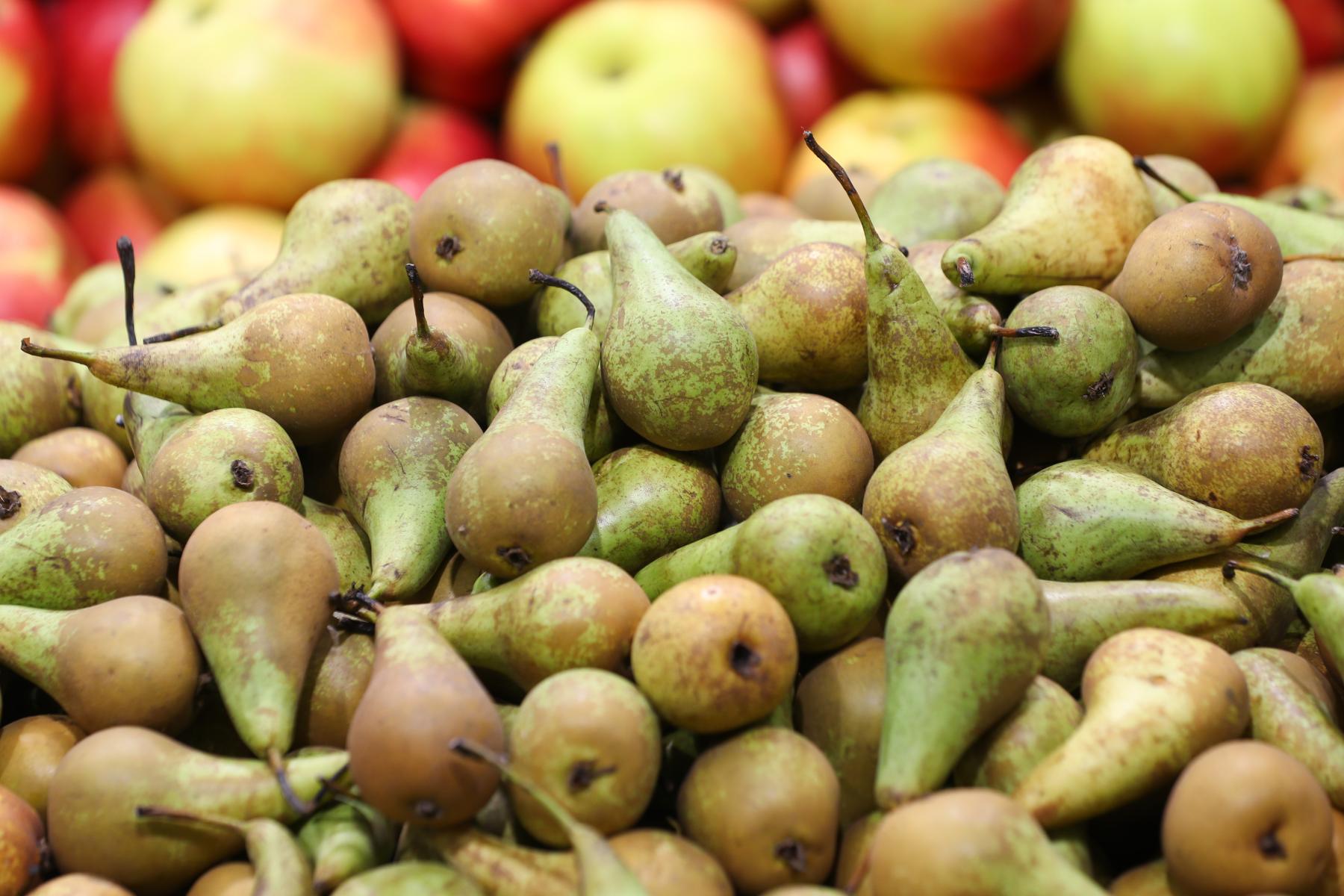 Birnen und Äpfel im Hintergrund