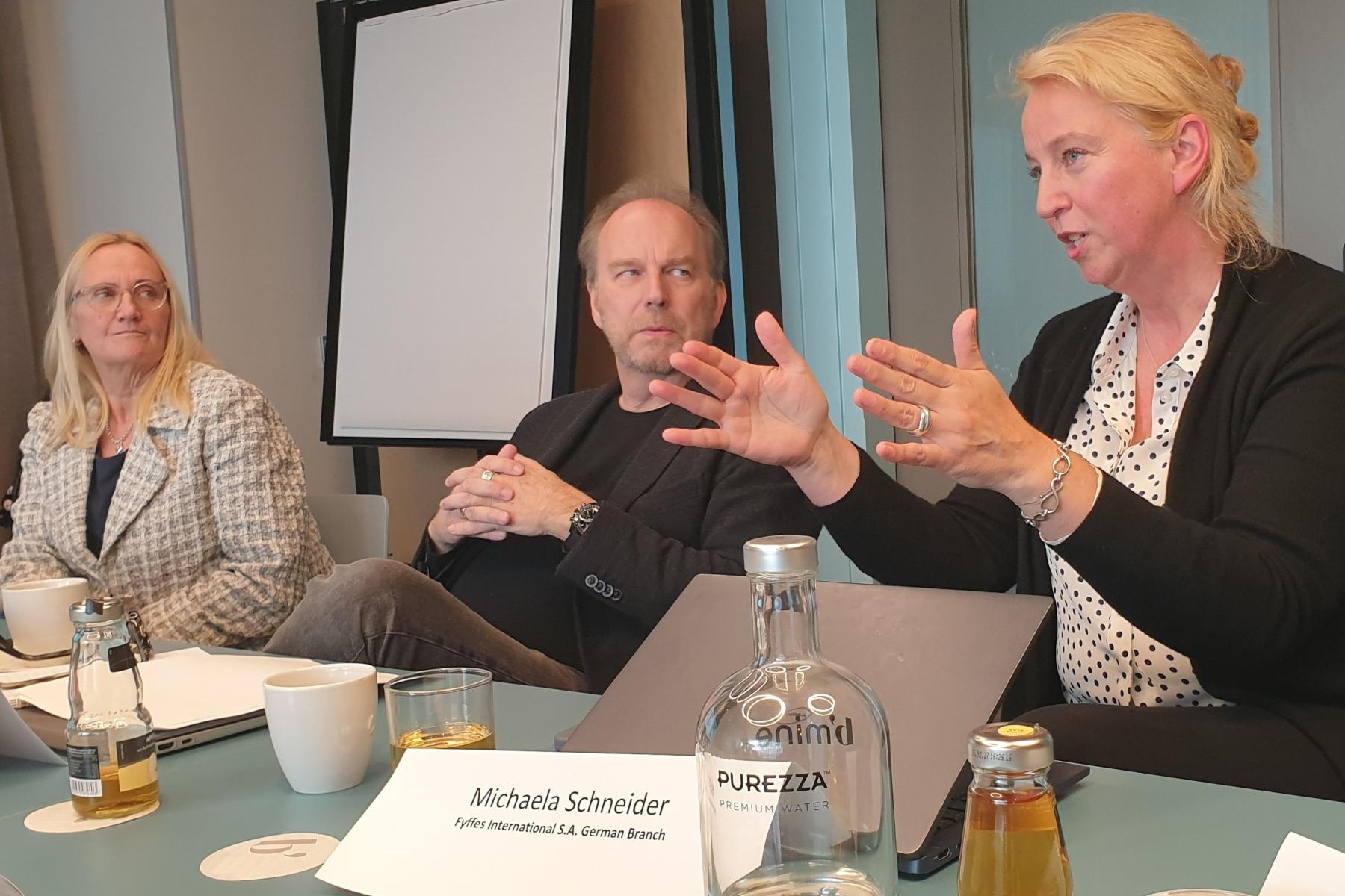 Gesprächssituation im Rahmen der Düsseldorfer Runde. 