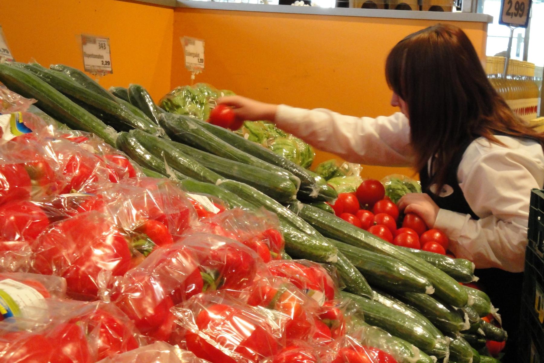 Eine Obst- und Gemüseabteilung im deutschen LEH. 