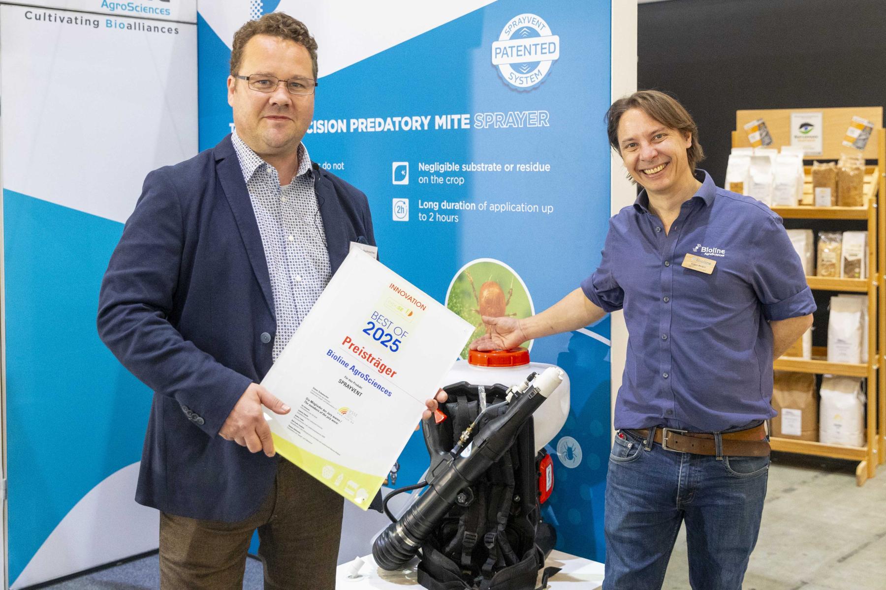 Simon Schumacher, VSSE (li.) übergibt Innovationspreis an Ansgar Bergau, Bioline AgroSciences.
