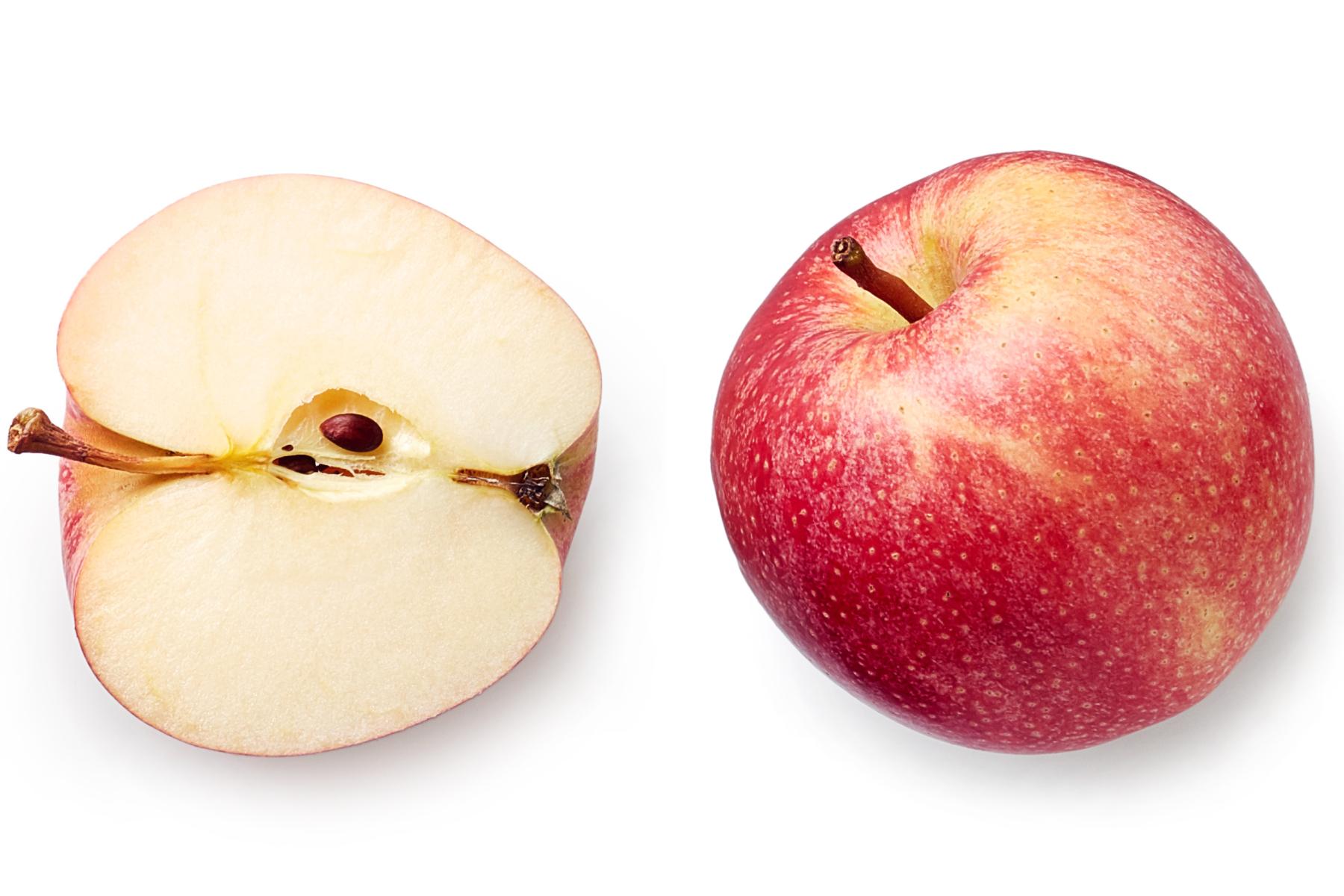 ganze und aufgeschnittene Äpfel