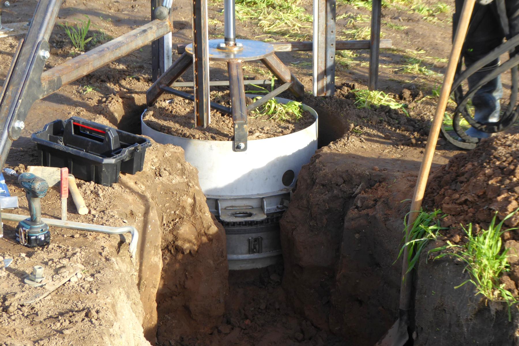 Mikrolysimeter bei der Installation in den Boden