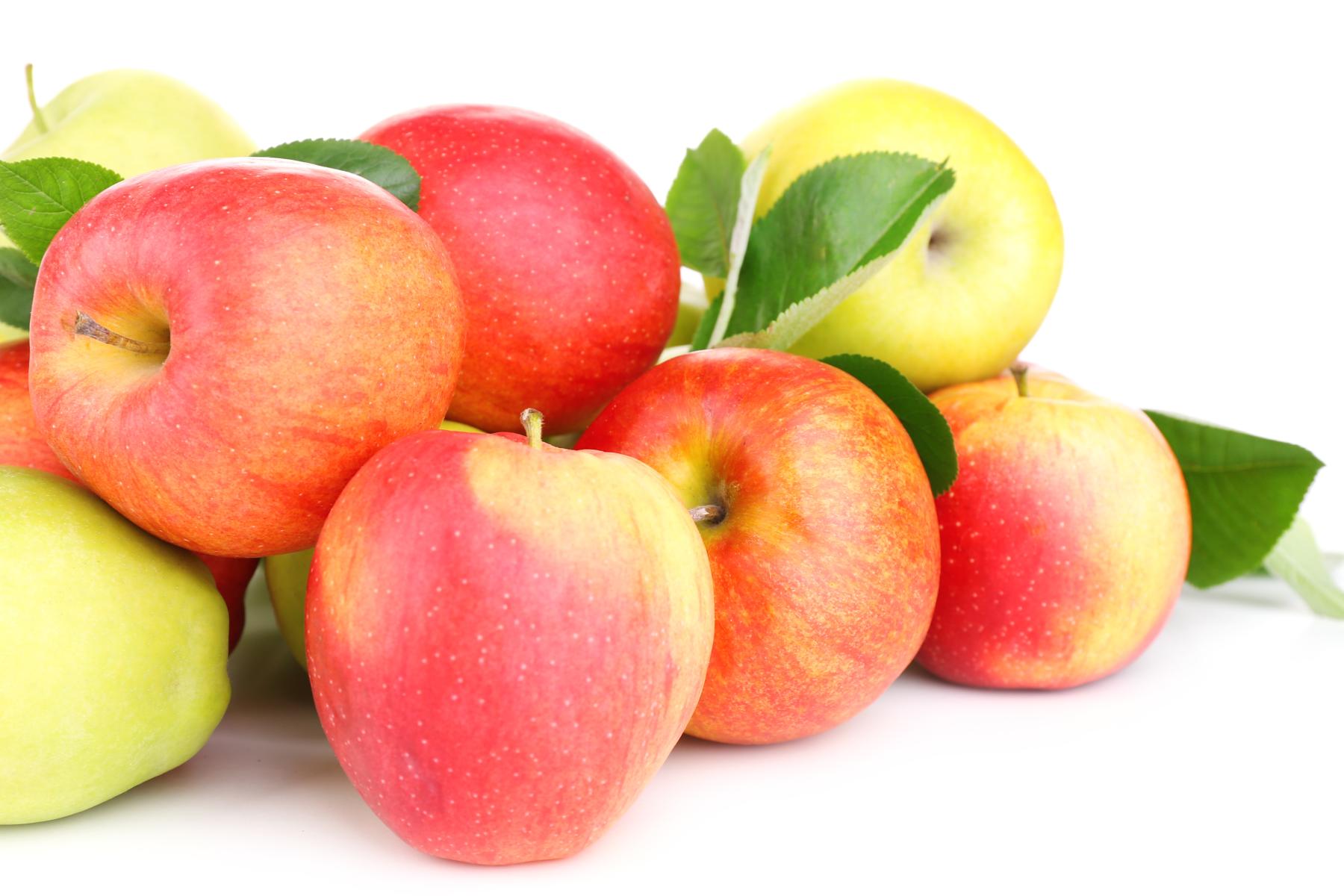 Äpfel mit Blättern