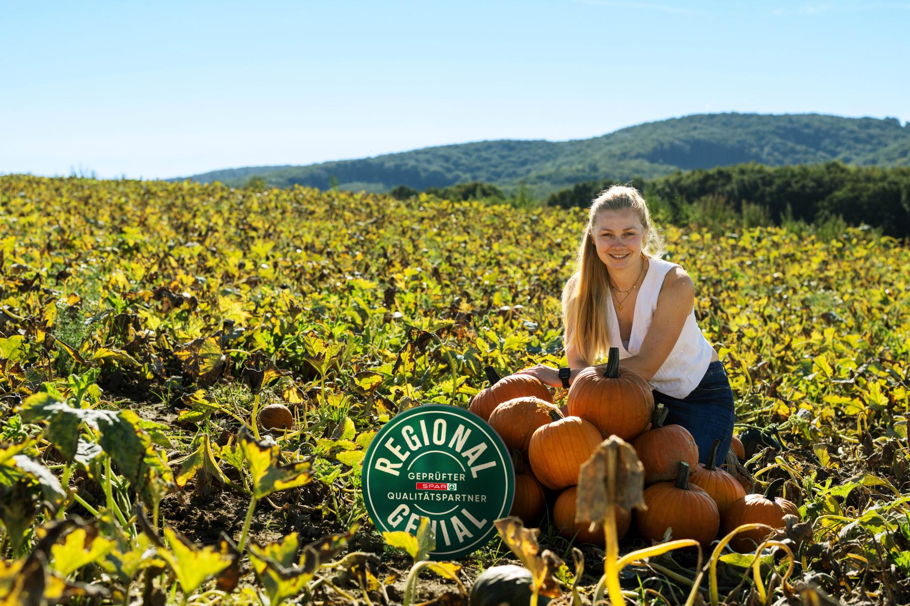 Carina Gschaider, Landwirtin aus Niederösterreich, auf Kürbisfeld
