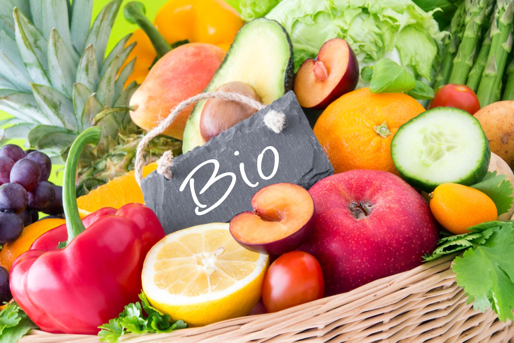 Obst und Gemüse im Korb mit Bio-Schild