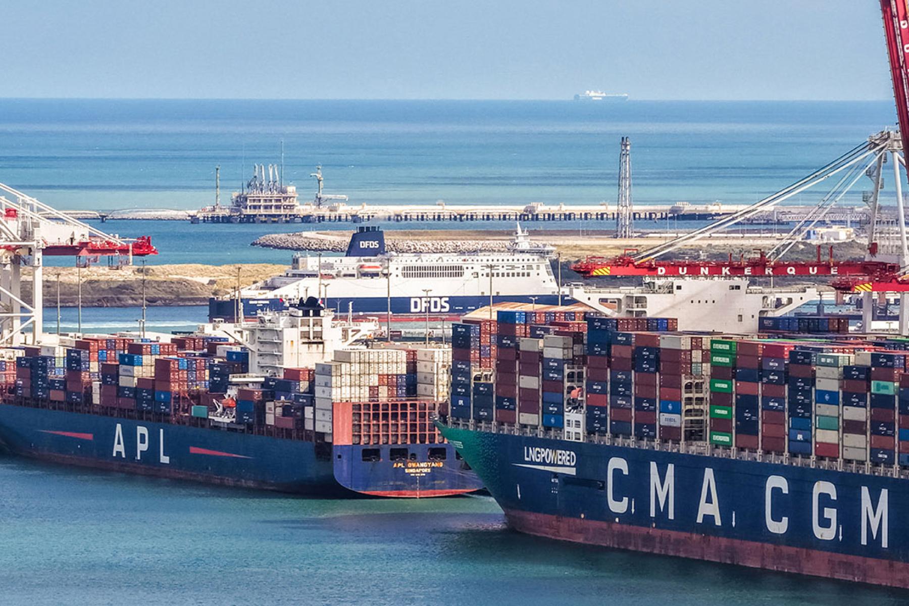 Containerschiffe im Hafen