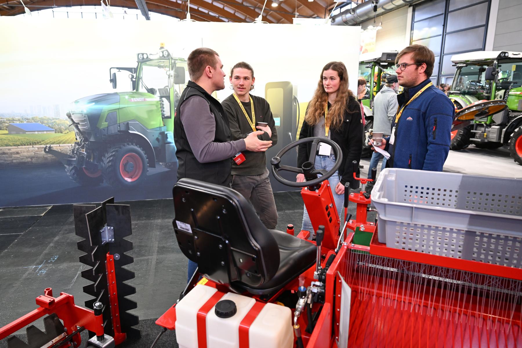 Menschen unterhalten sich neben einem Traktor