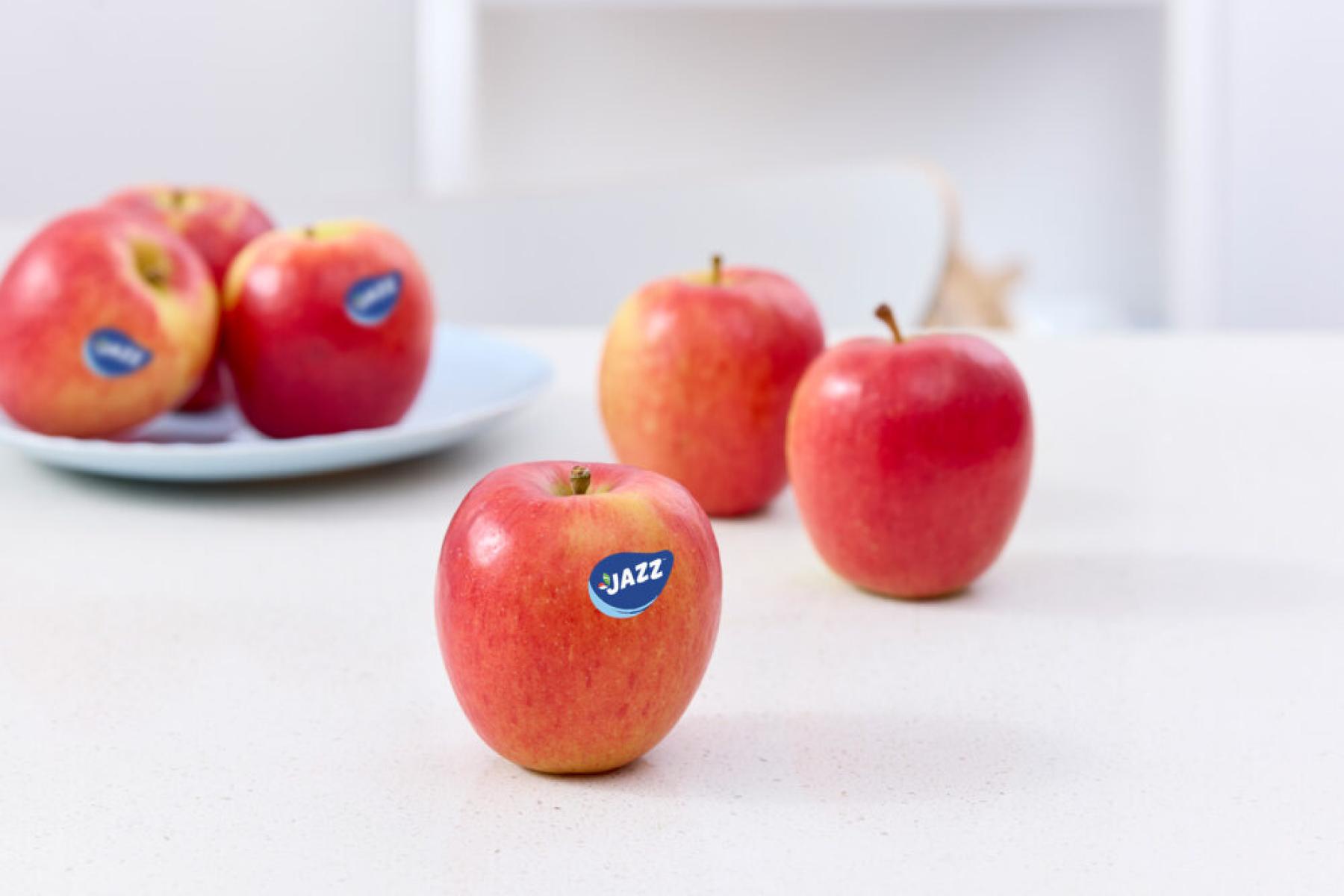 Jazz-Apfel auf Tisch