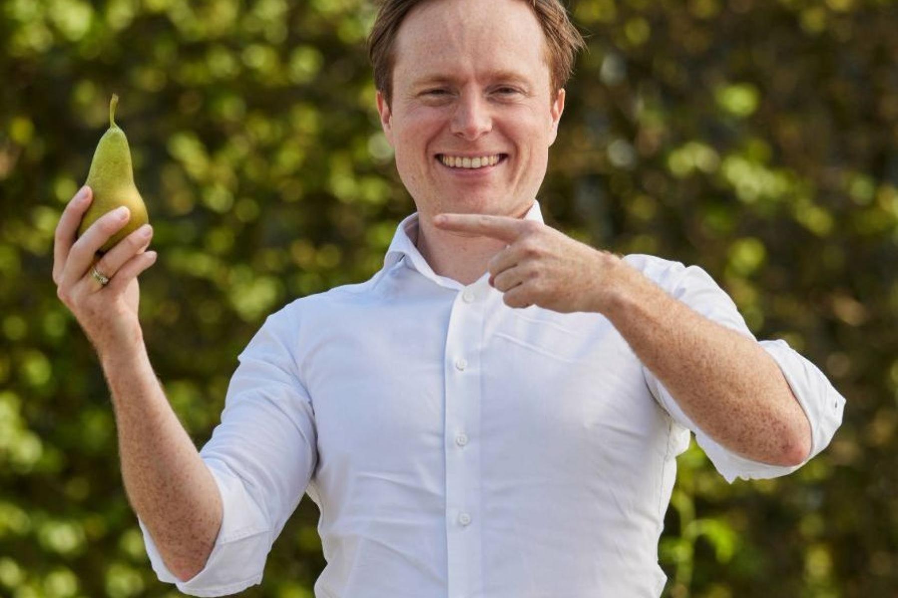 Maksim Van Herck hält eine Birne