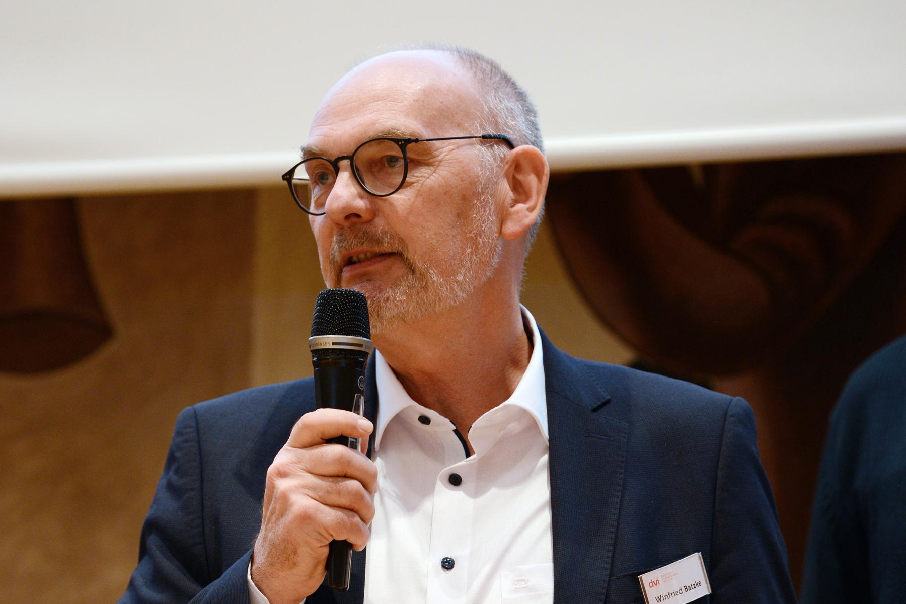 dvi verabschiedet Winfried Batzke