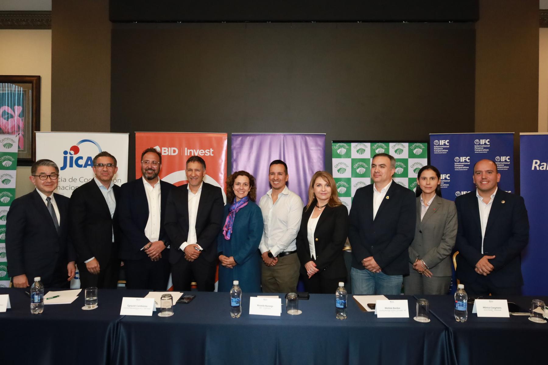 alle Unterzeichner der historischen Finanzierung