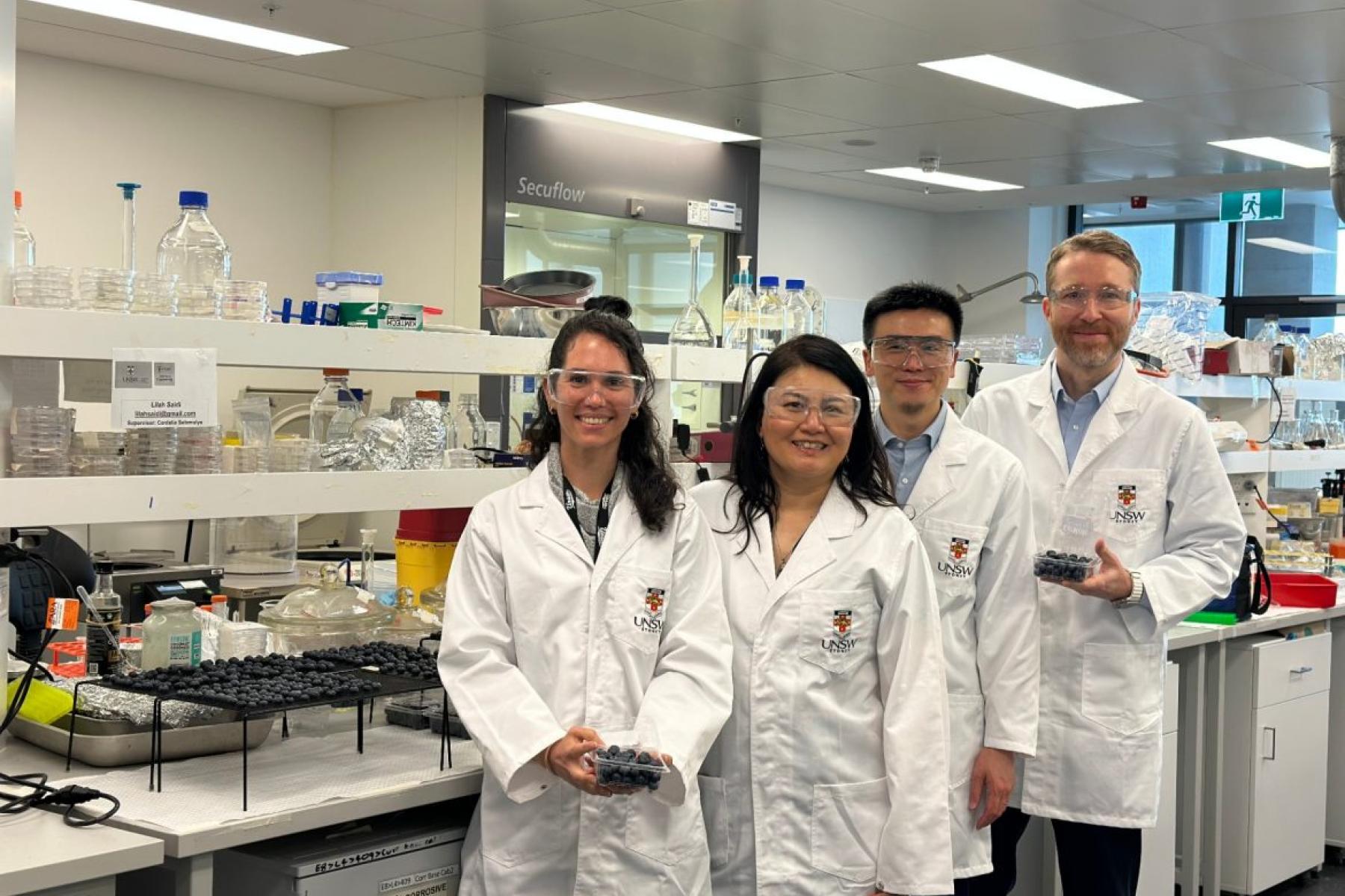 Gruppenfoto der Forscher Lilah Saidi, Cordelia Selomulya, Yong Wang, Peter Wich