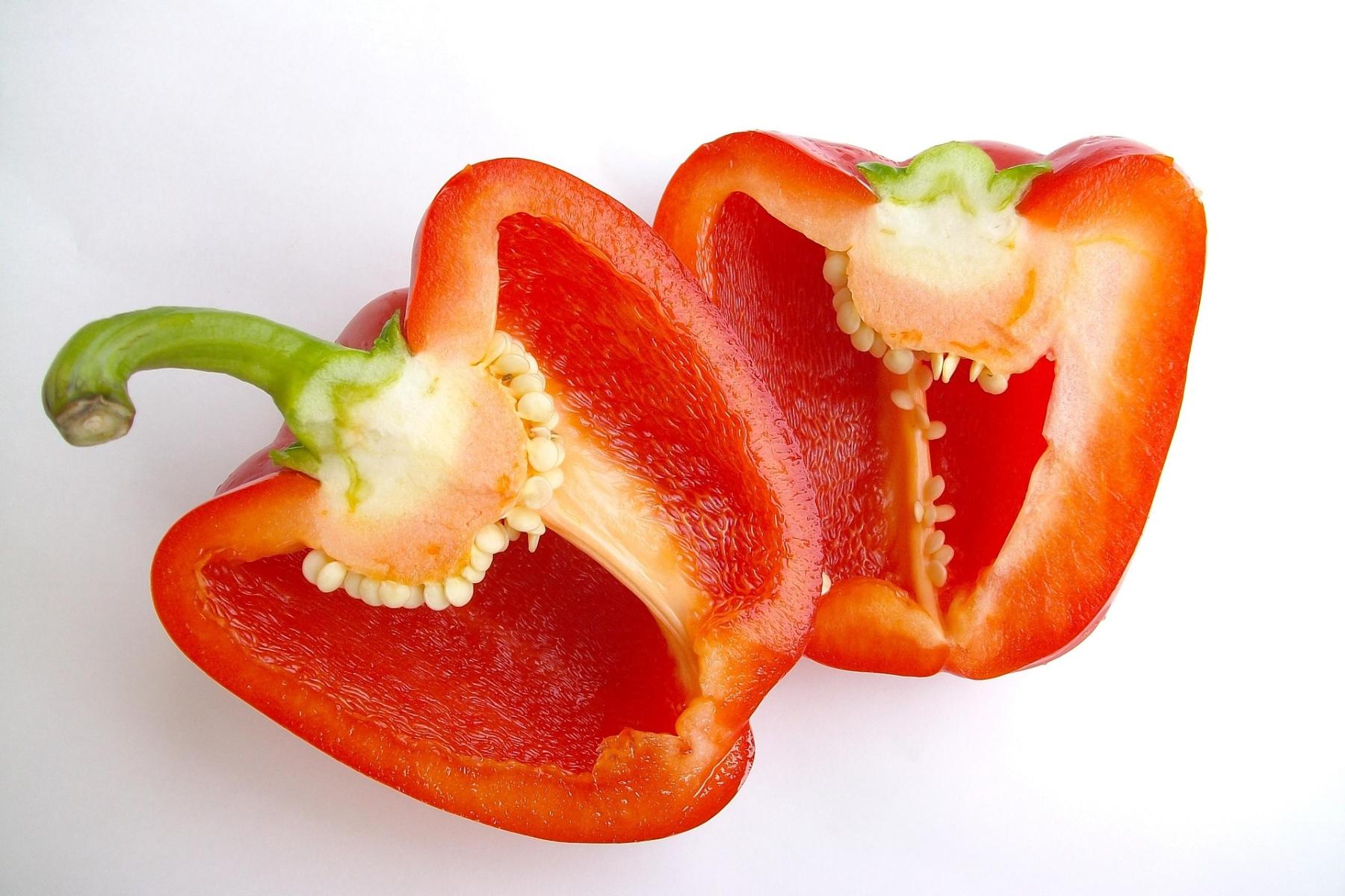 halbierte rote Paprika