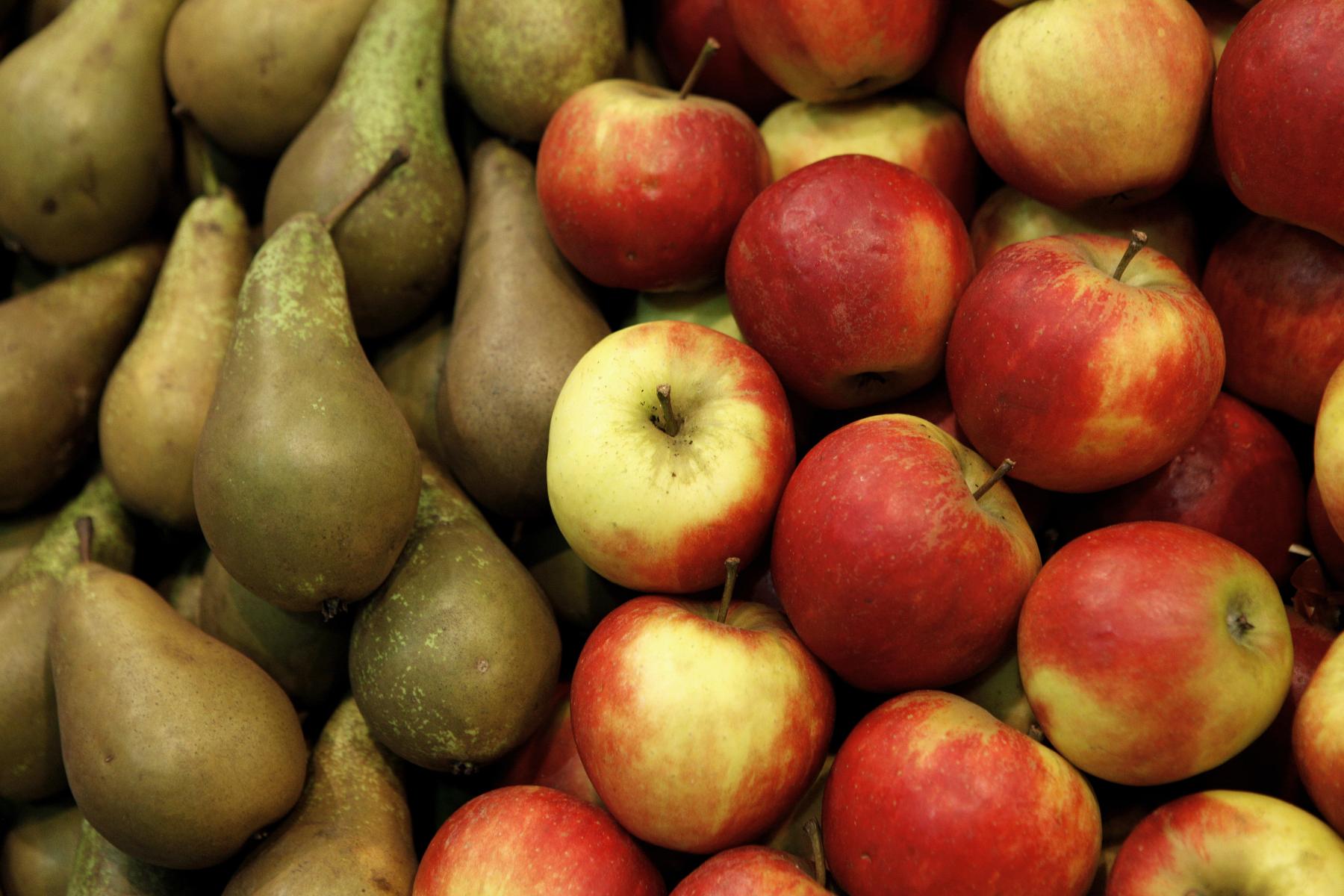 Grüne Birnen und rotwangige Äpfel 