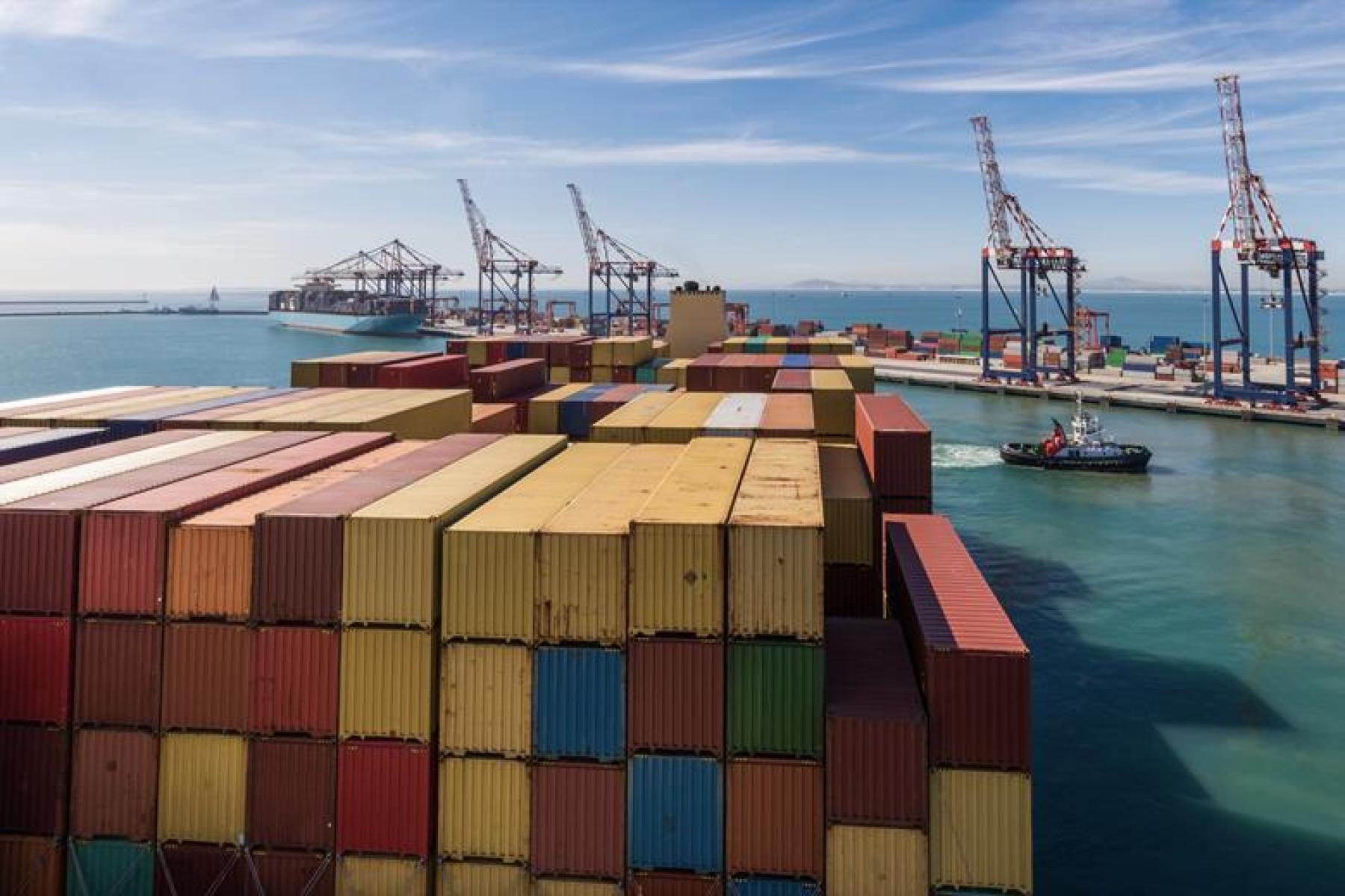 Containerschiff verlässt Kapstadter Hafen