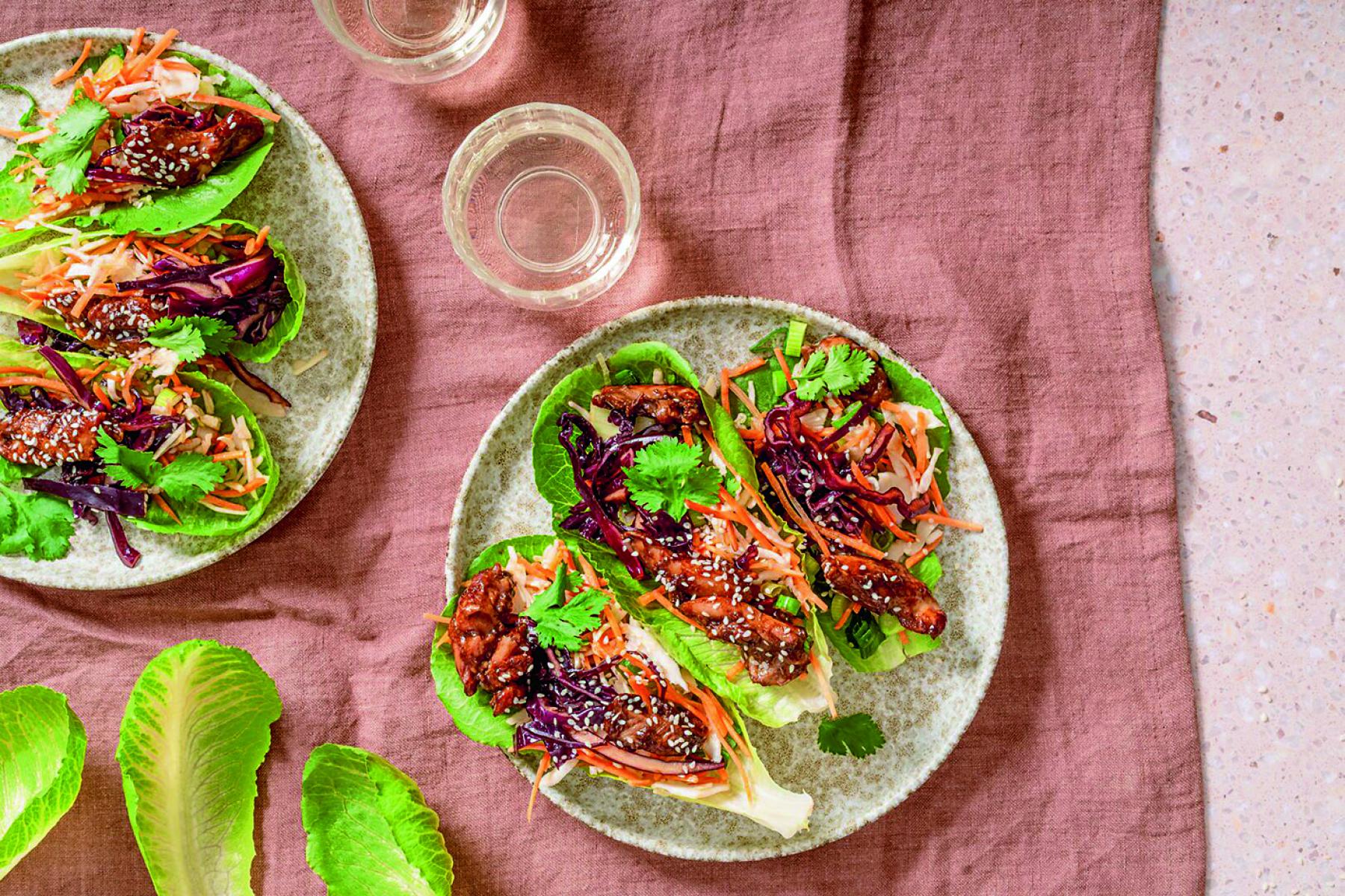 Ein Teller mit gefüllten Salatschiffchen