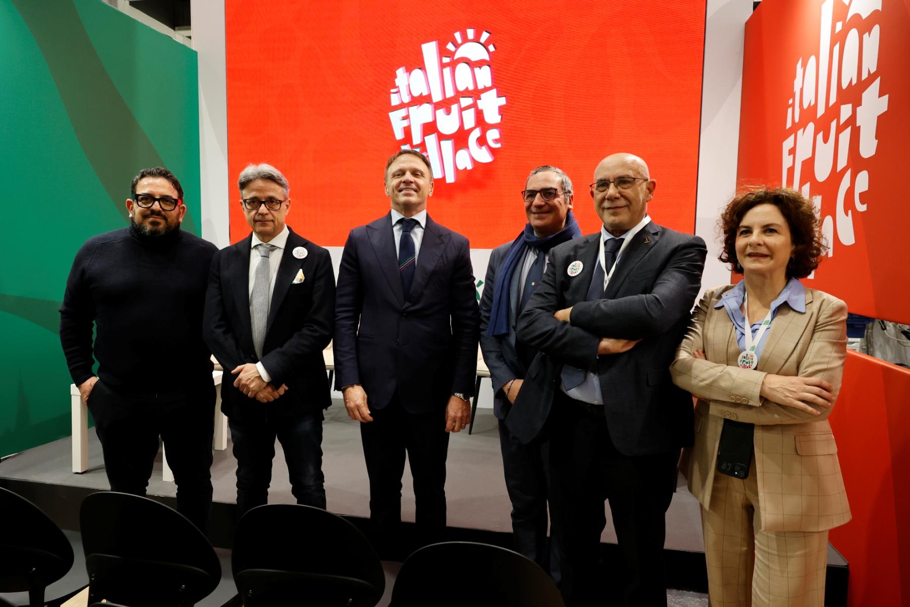 Die Vertreter des Italian Fruit Village mit Landwirtschaftsminister Francesco Lollobrigida