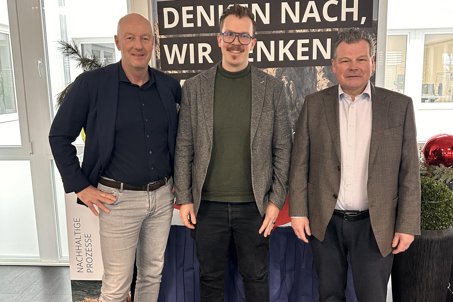 Markus Ettlin (l.), CEO der PRODINGER Verpackung, gemeinsam mit Frank Schuh (r.) und Leonhard Horsch