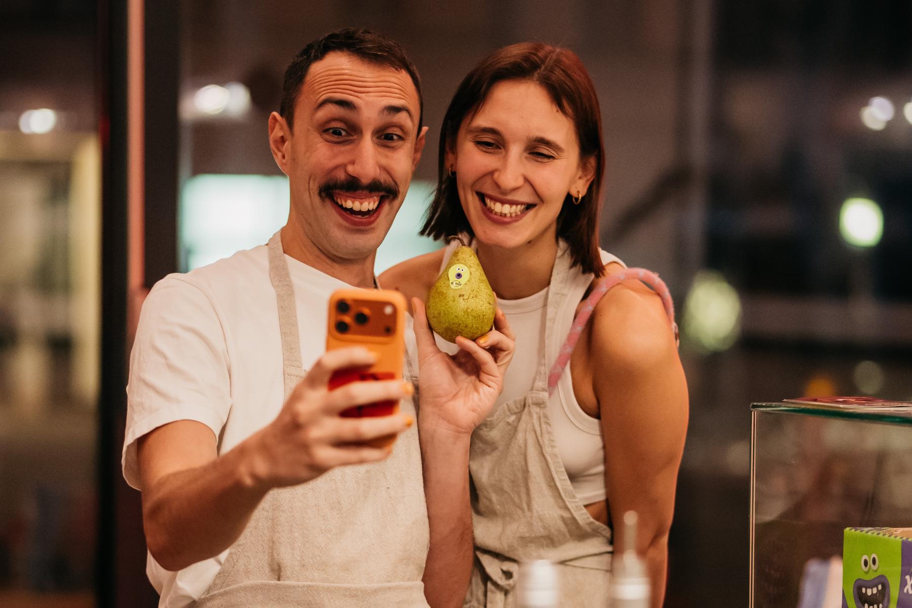 Mann und Frau machen Selfie mit Birne