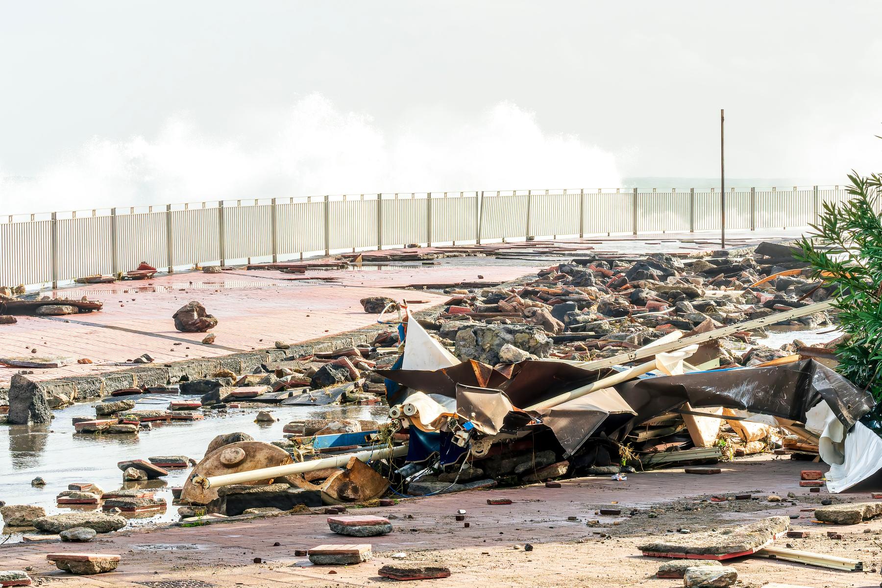 Schäden und Schutt nach dem Zyklon Harry auf Sizilien