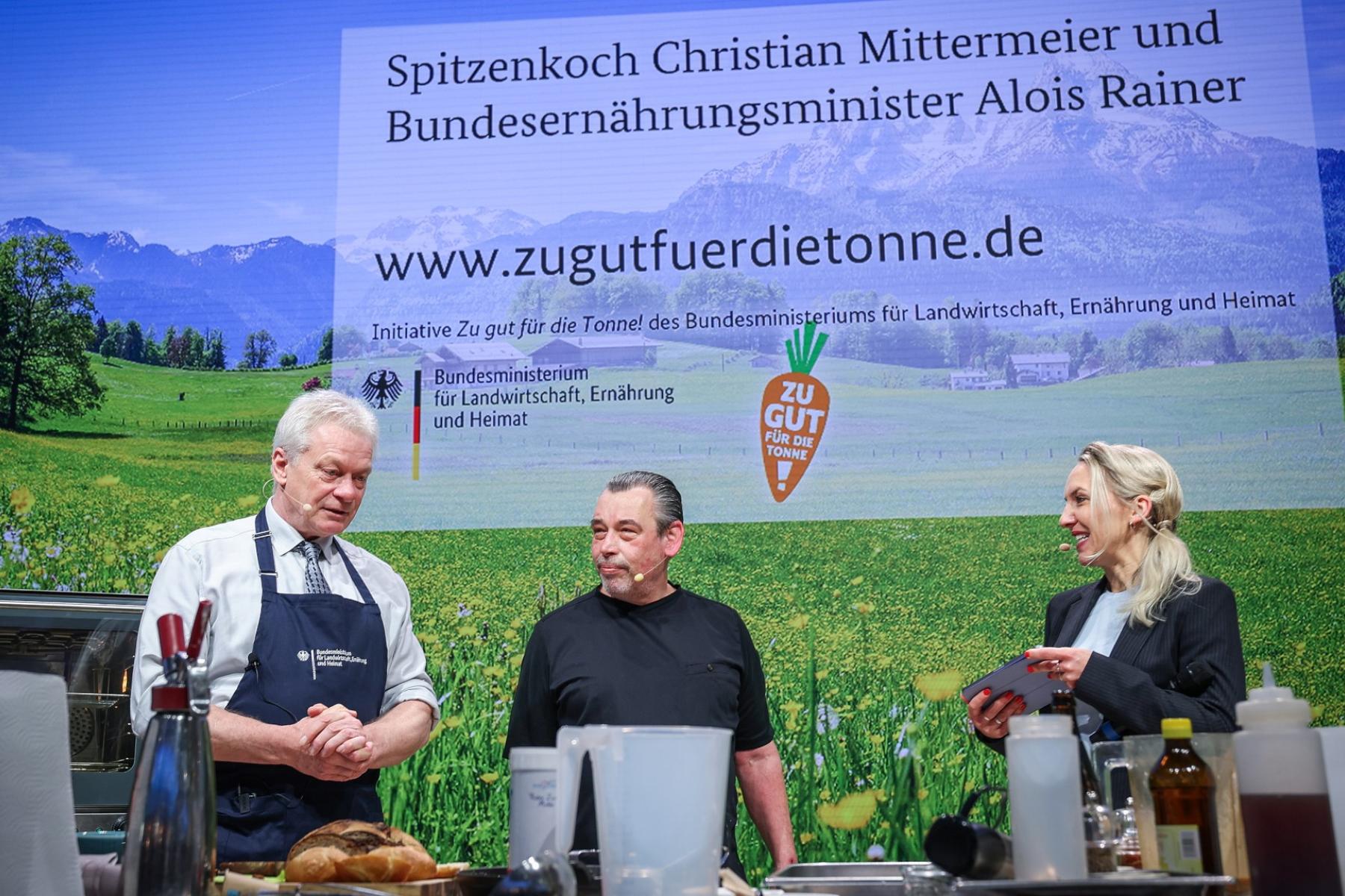Alois Rainer (l.) und Christian Mittermeier kochen auf der Grünen Woche