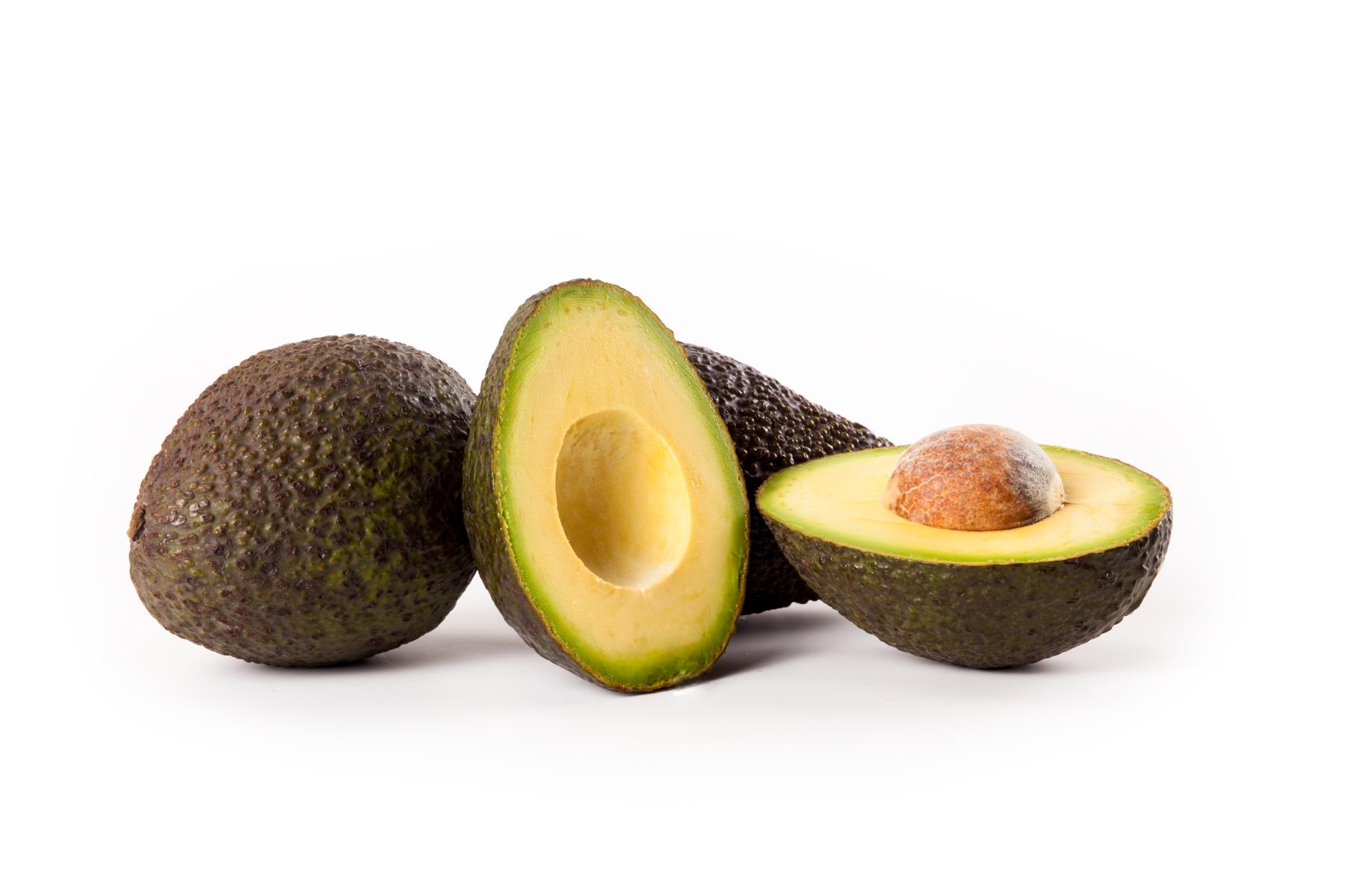 ganze und aufgeschnittene Avocado