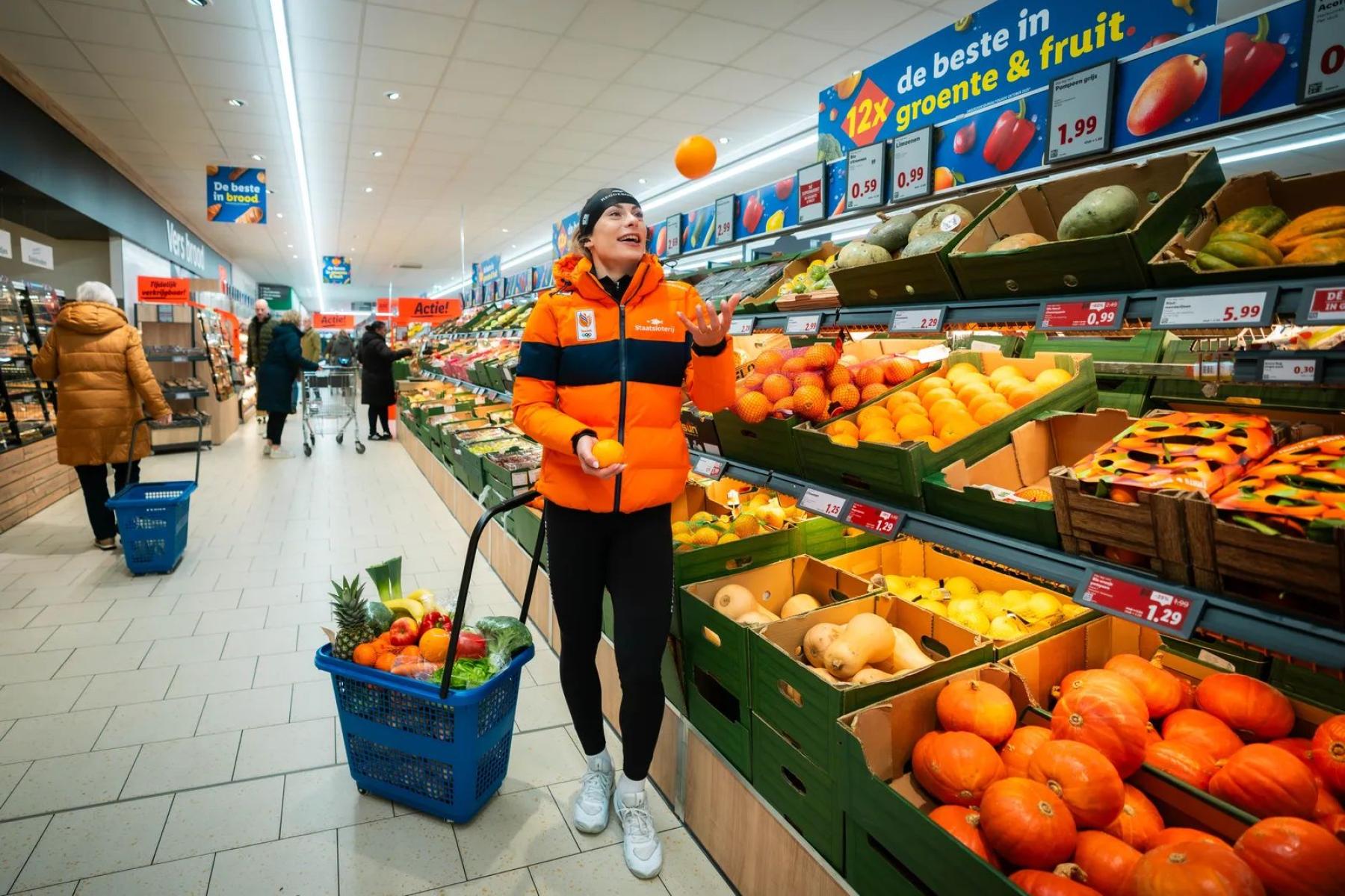 Sportlerin wirft Orange in die Luft