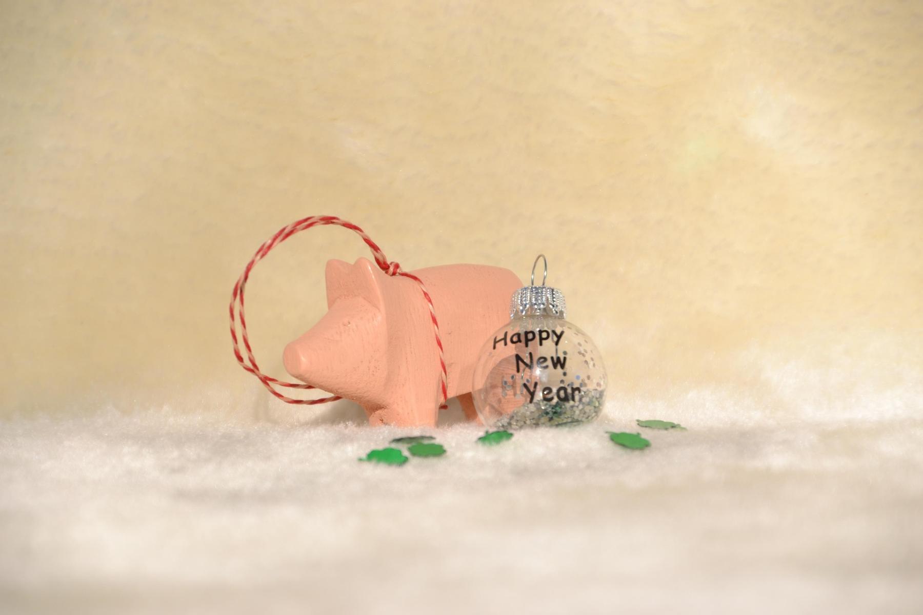 Glücksschwein mit Kugel zum Start des neuen Jahres